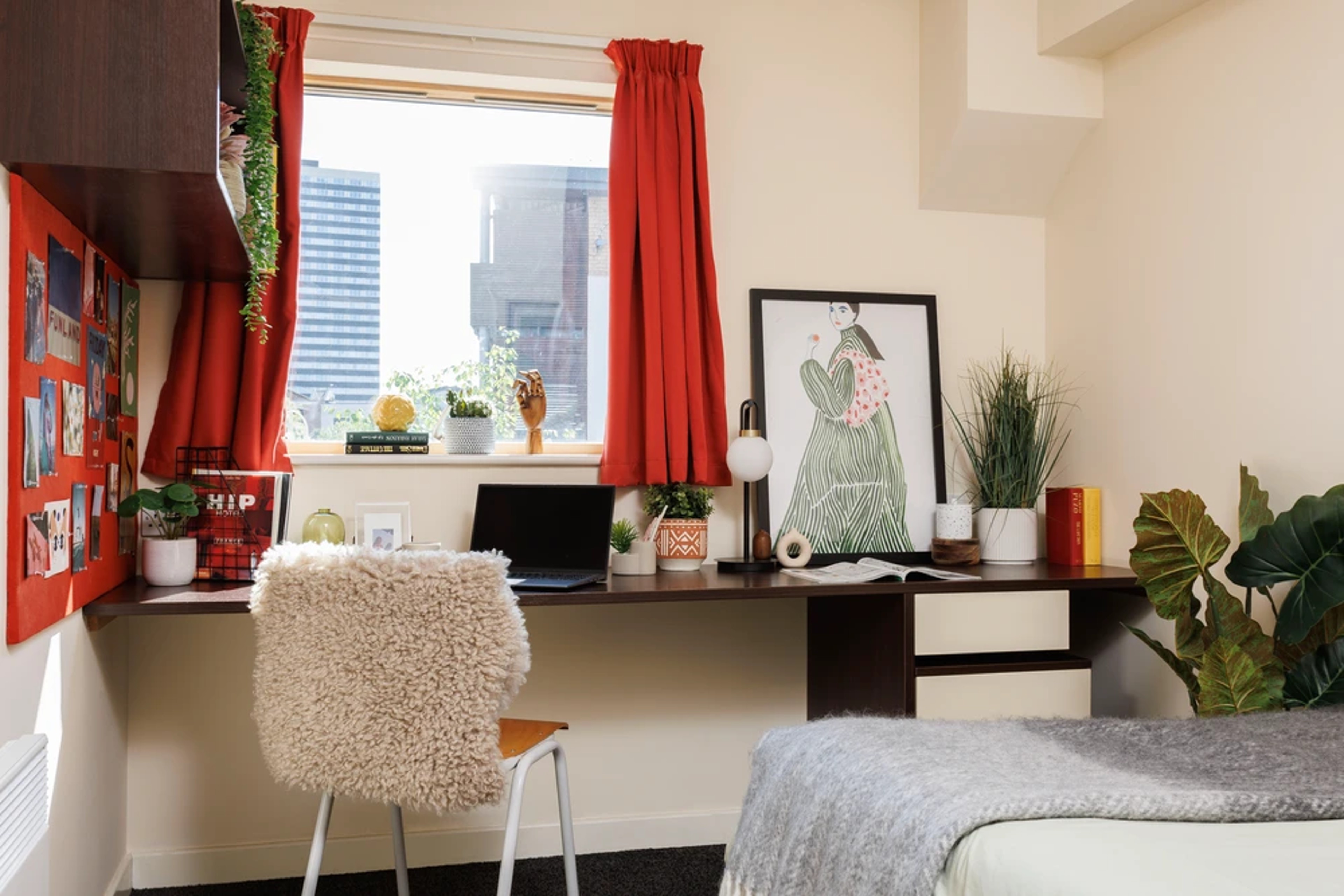 Study space in a Premium En-suite room