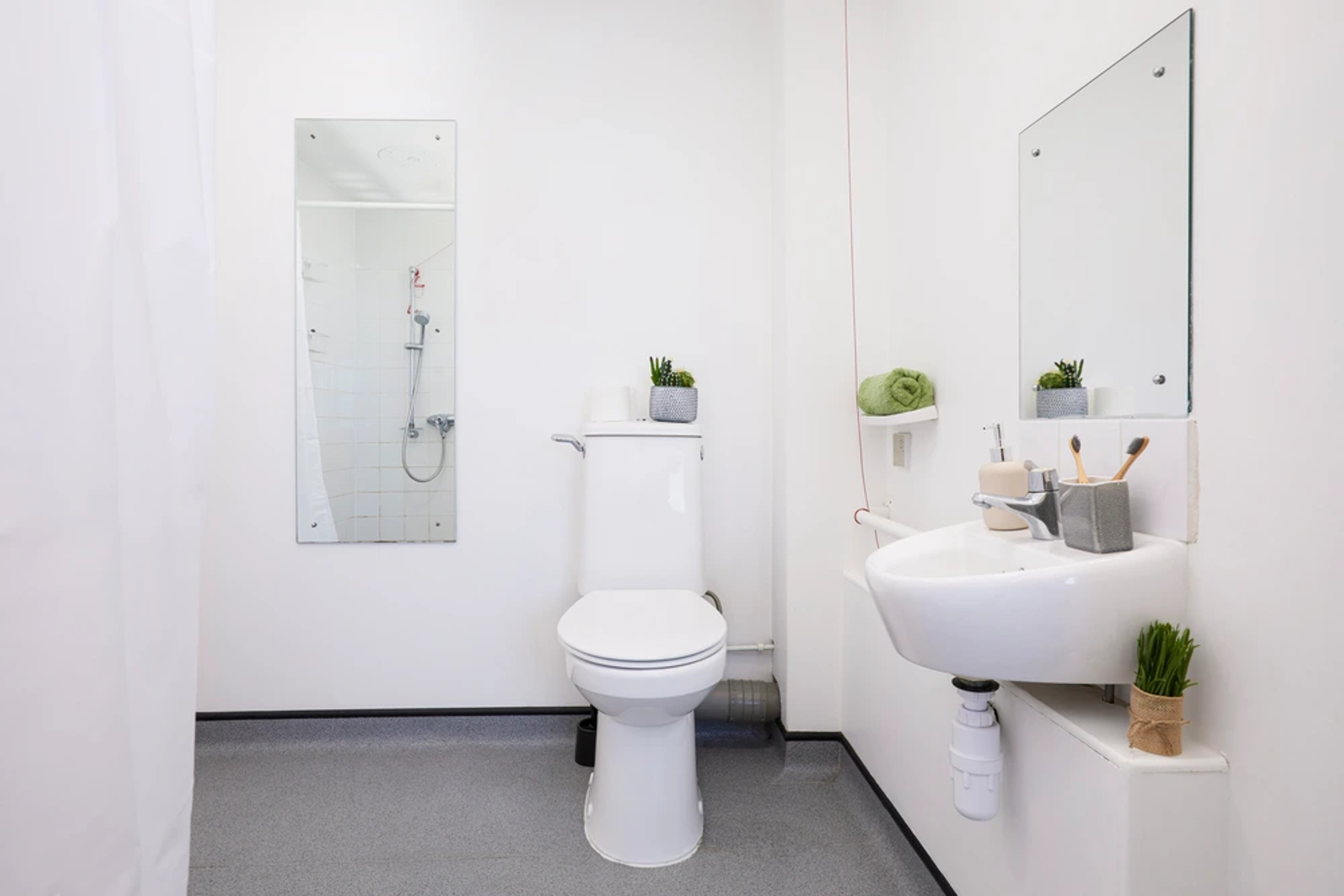  Accessible En-suite bathroom