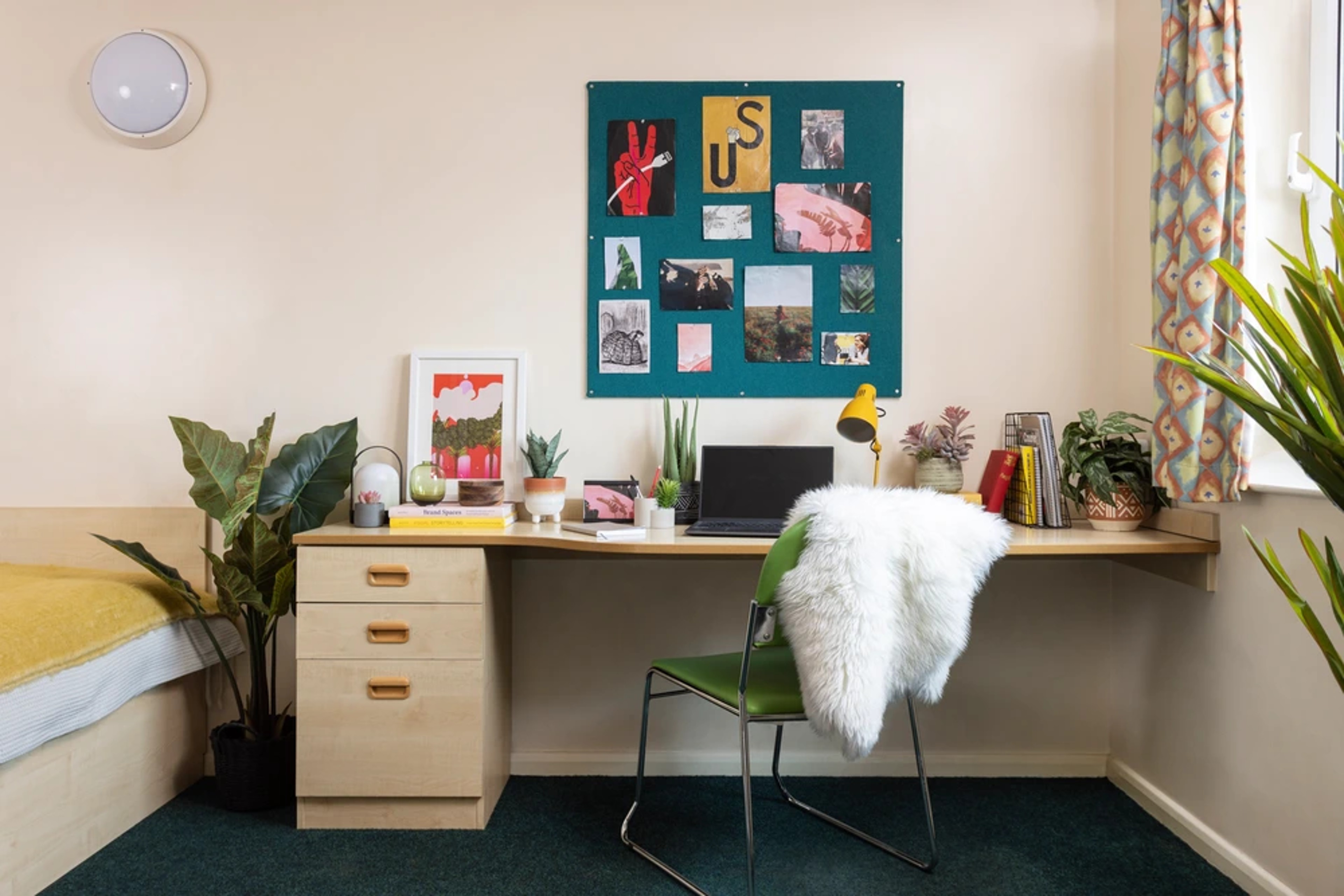 Study space in a Premium Non-En-suite