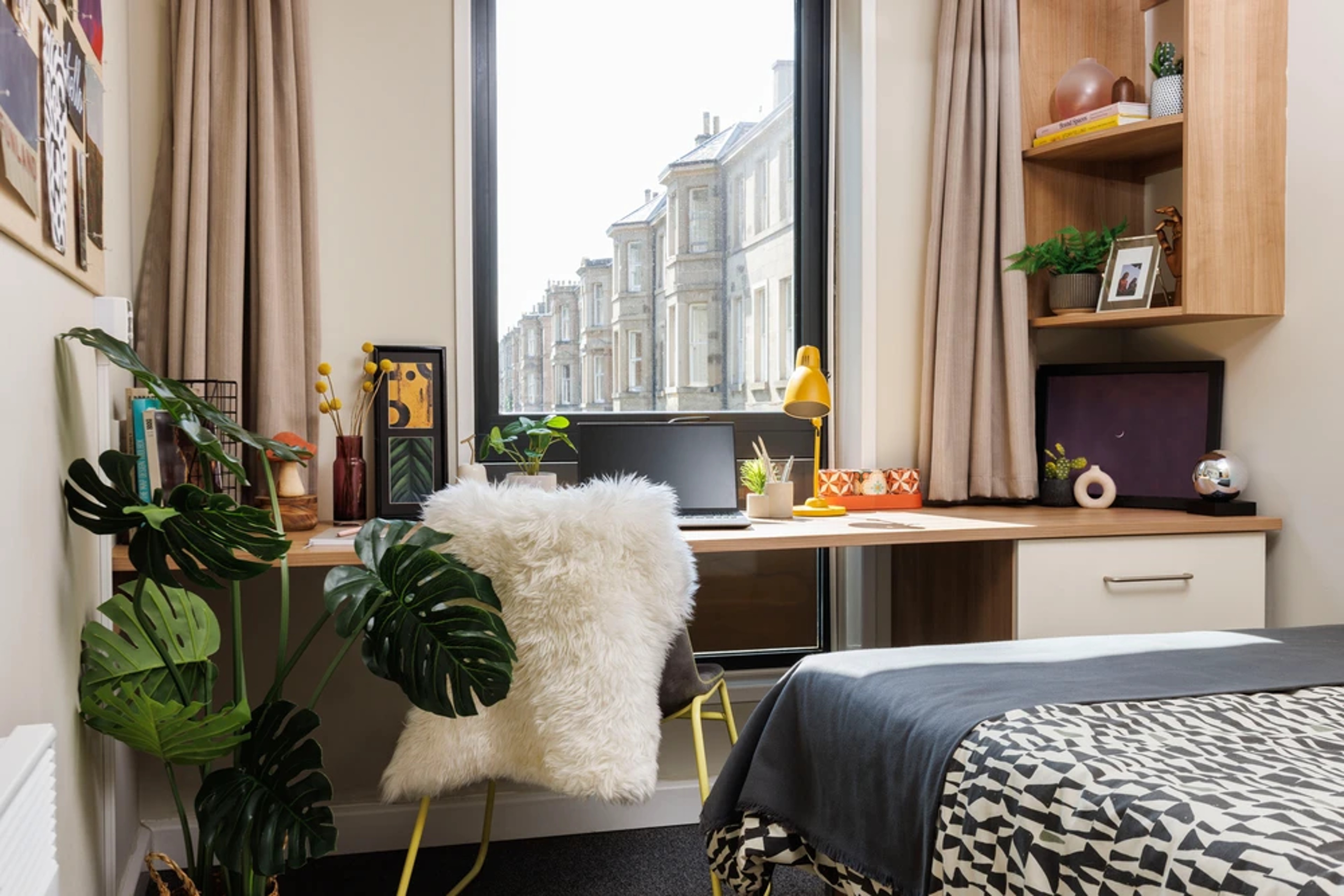 Study space in Non En-suite room