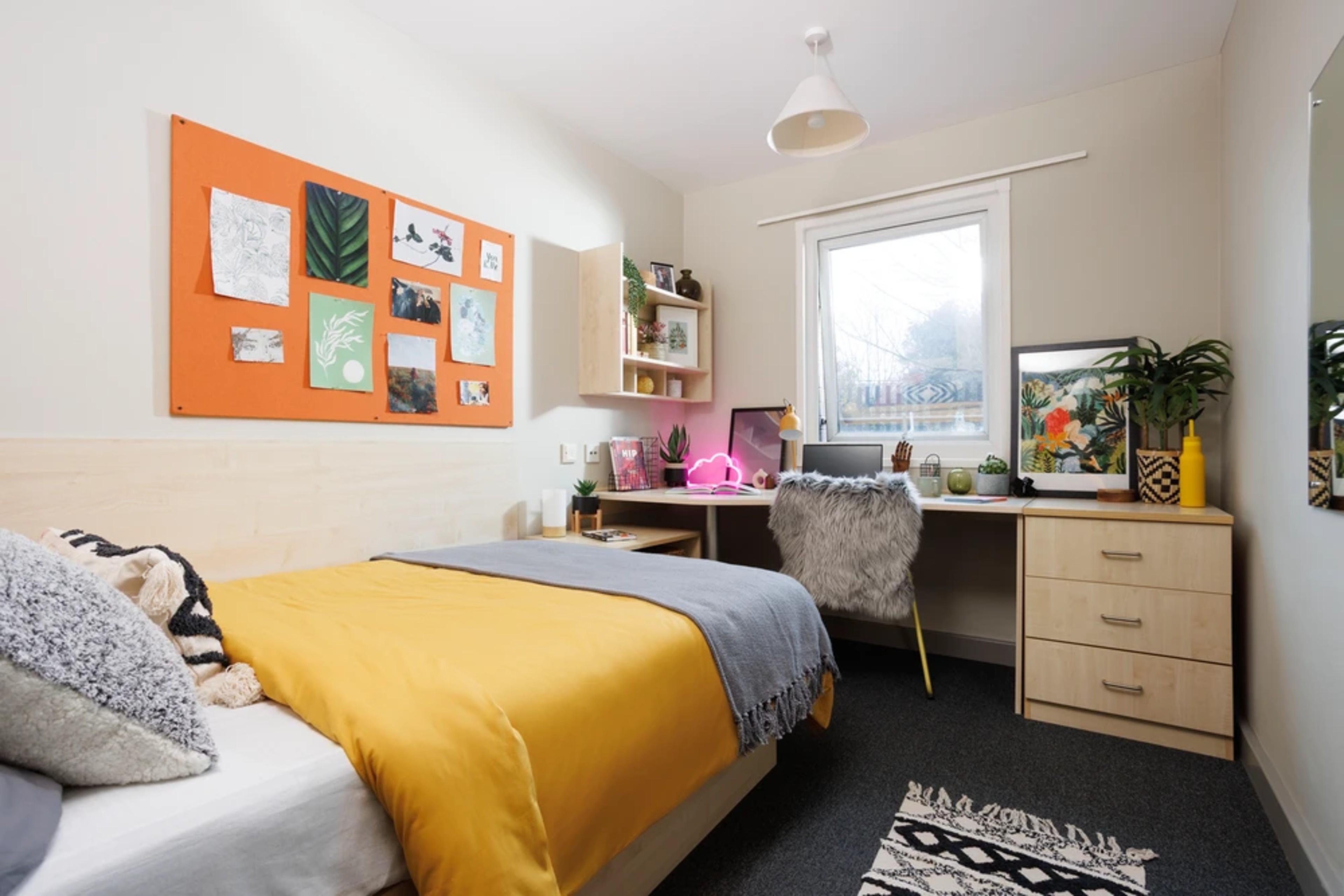 Bed and desk in a En-suite room