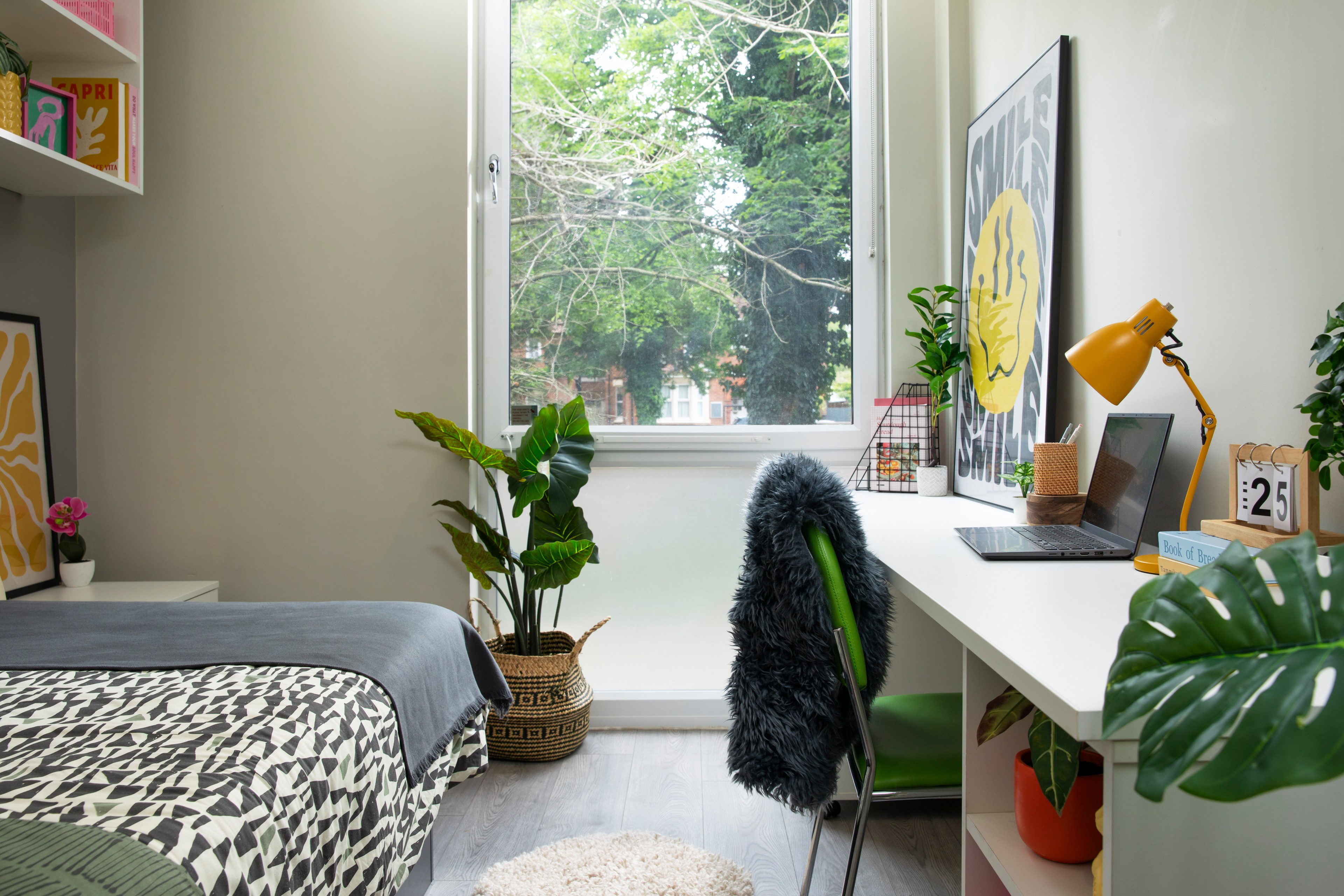 Bed and desk in an Premium En-suite room