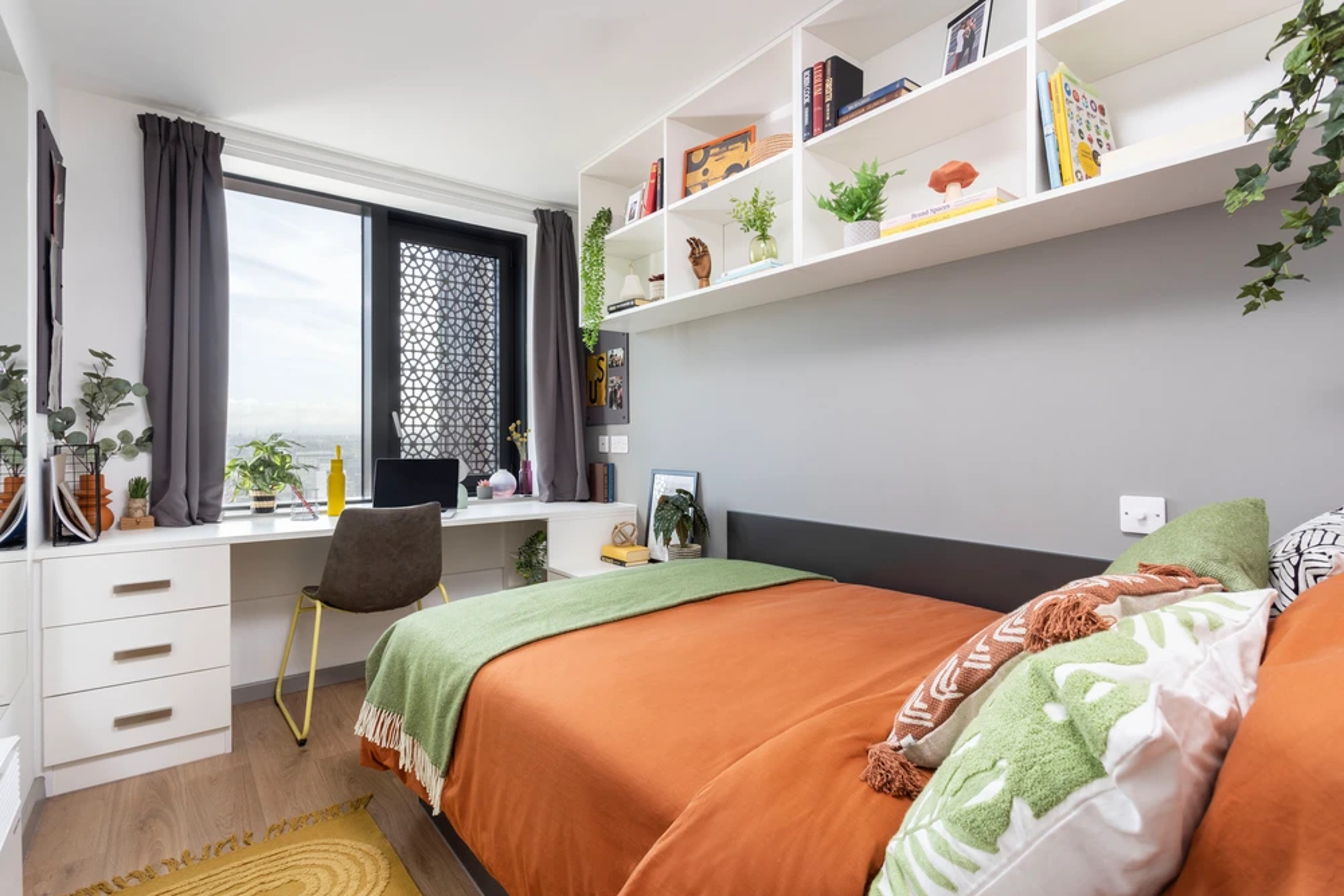 Bed and desk in a Premium En-suite room