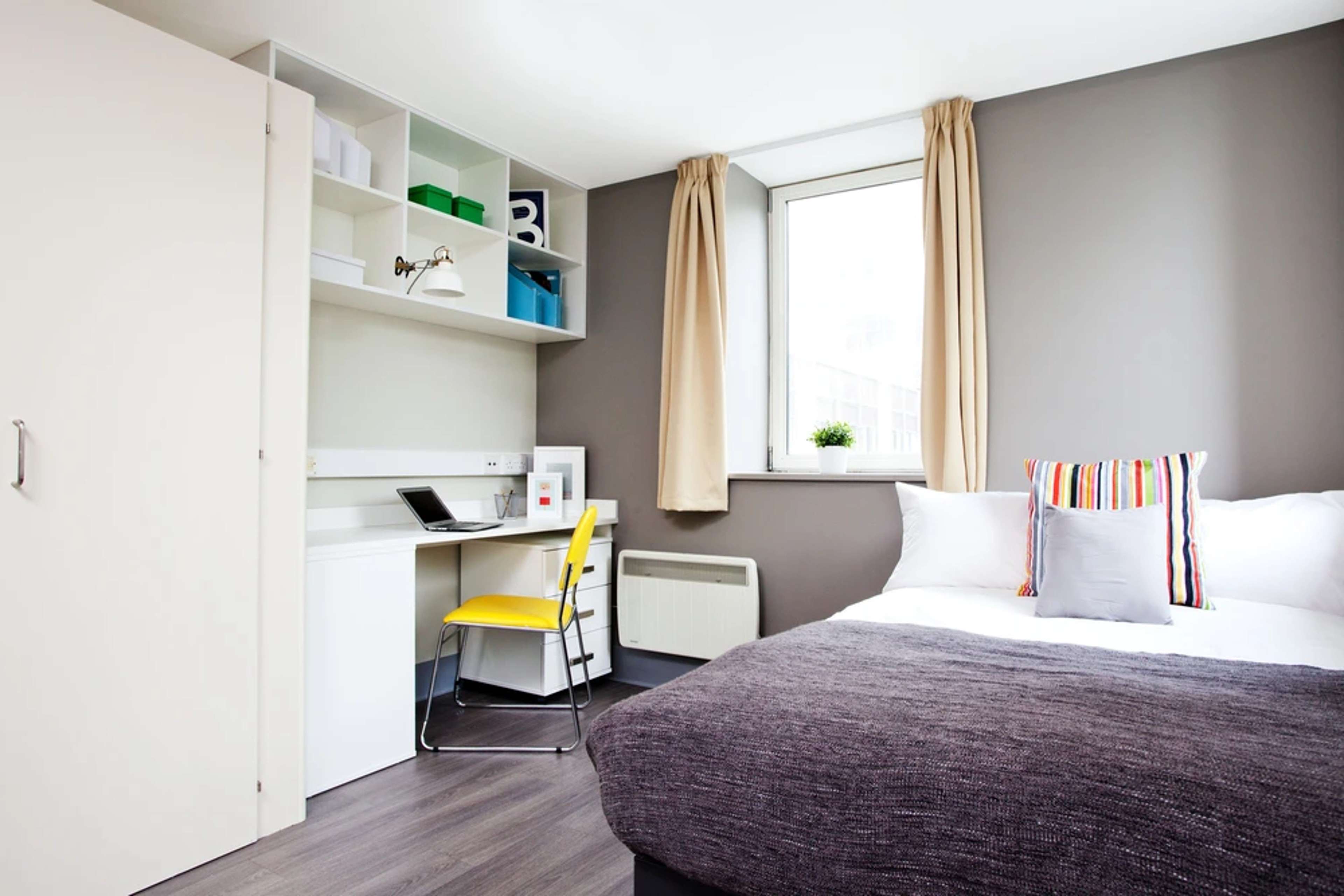 Bed and desk in a Premium En-suite room