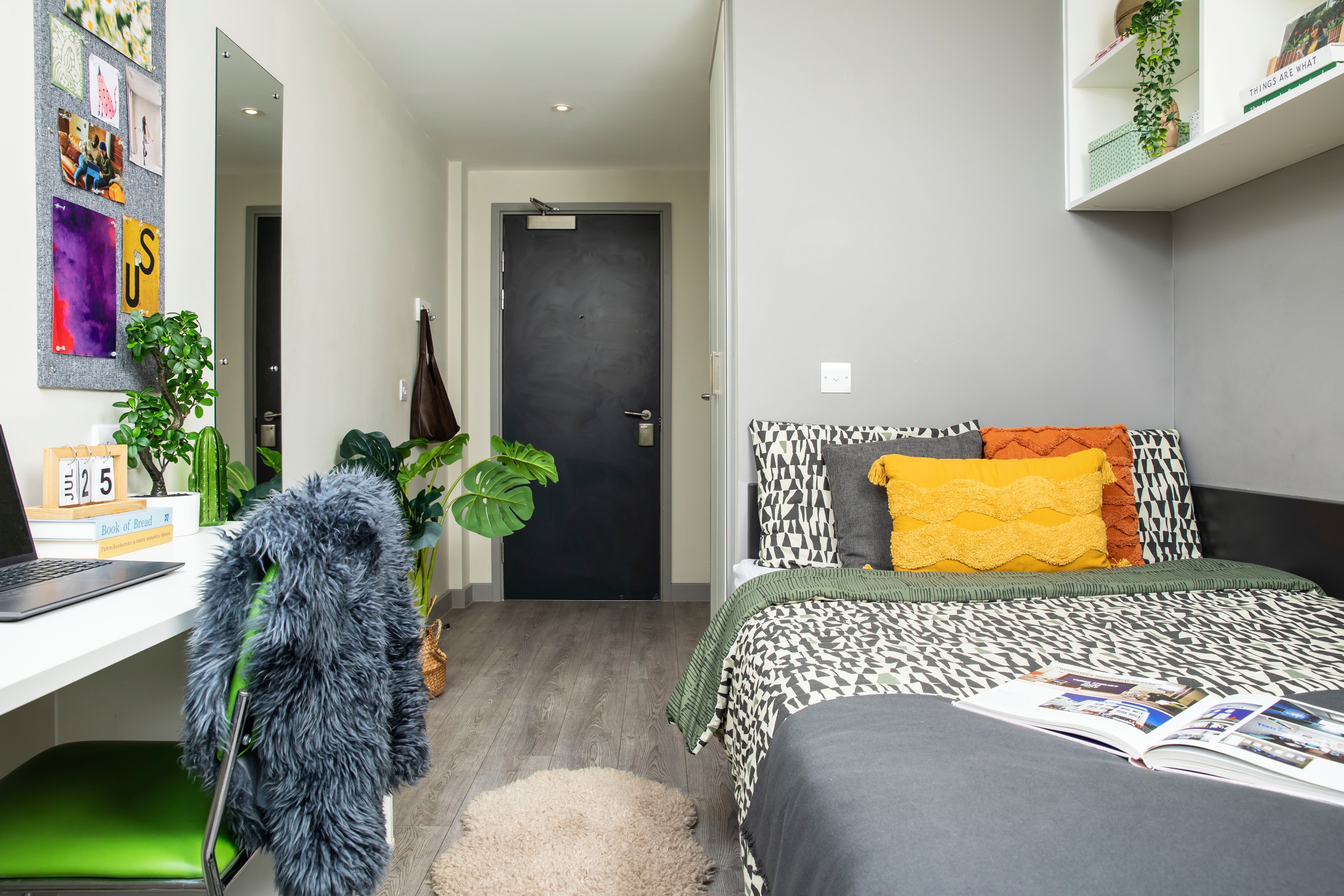 Bed and desk in an Premium En-suite room