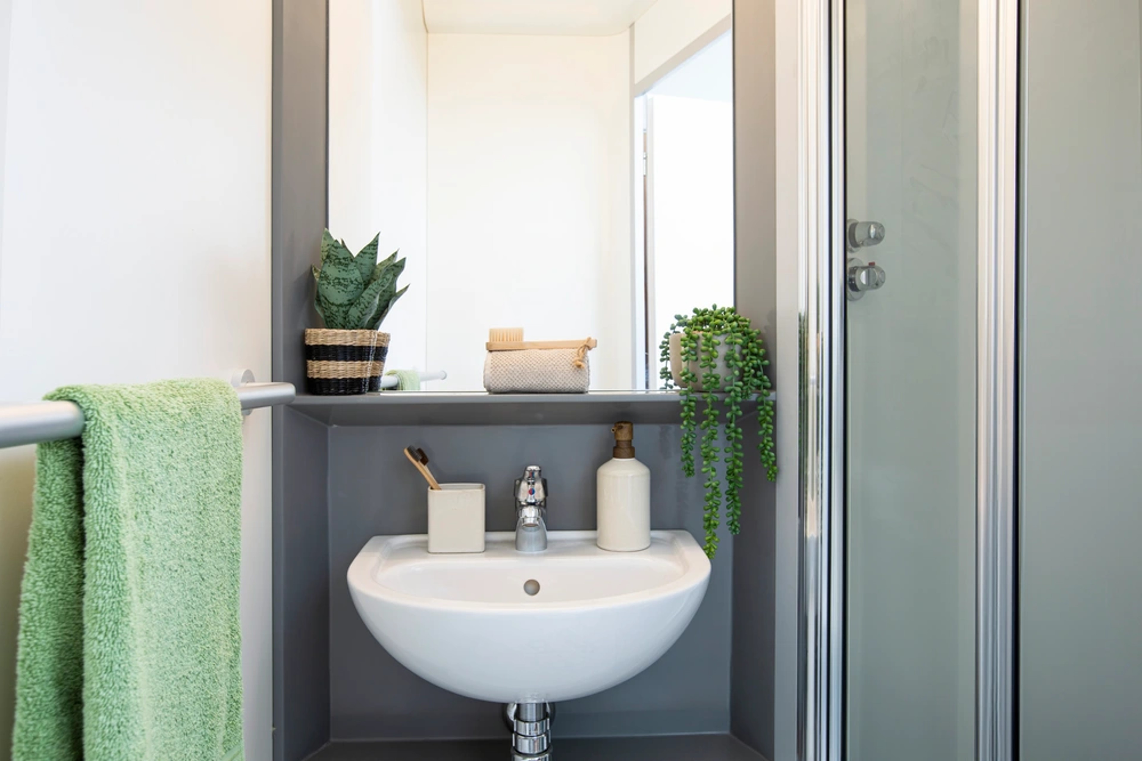 Standard bathroom at North Lodge