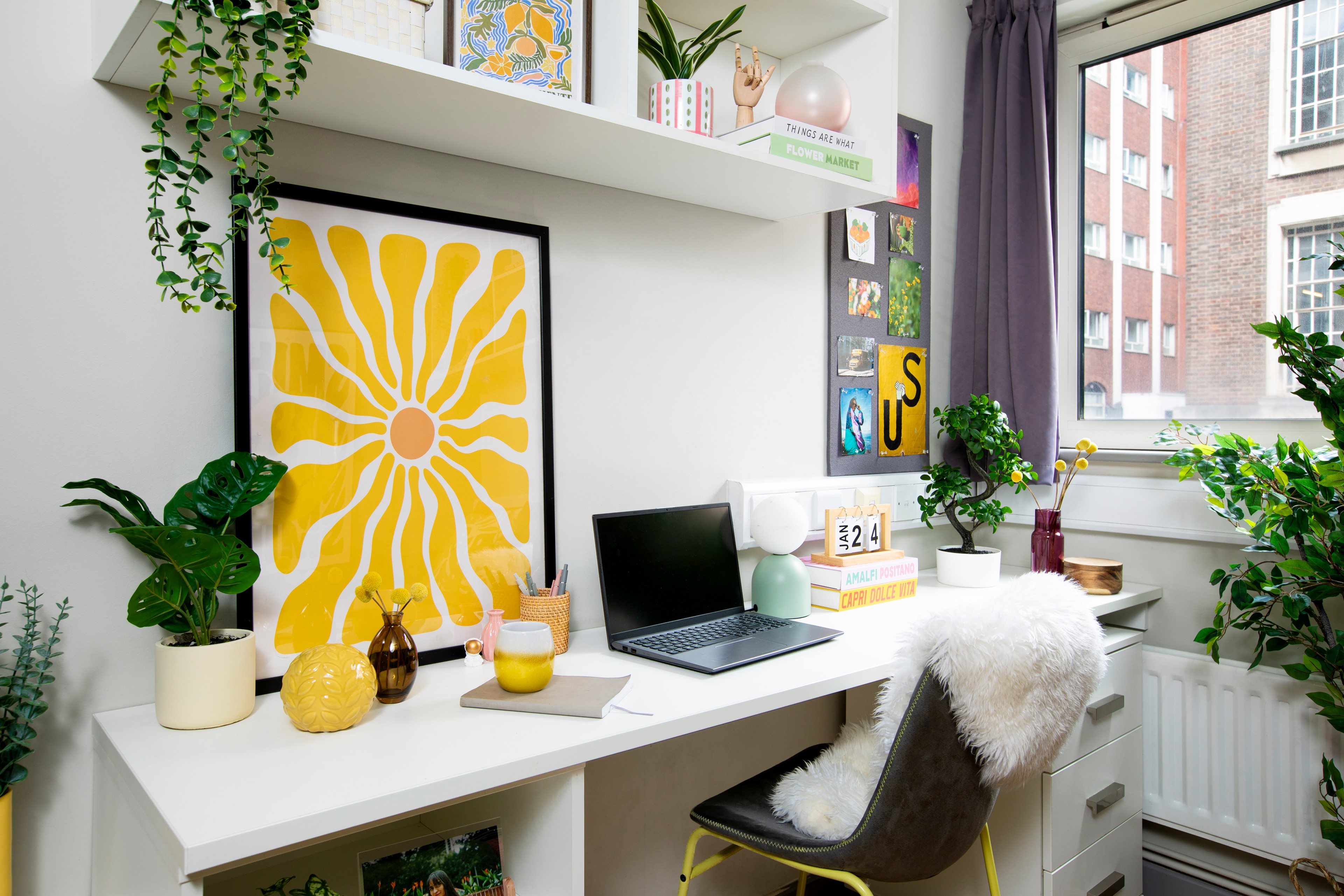 Study space in an en-suite classic room