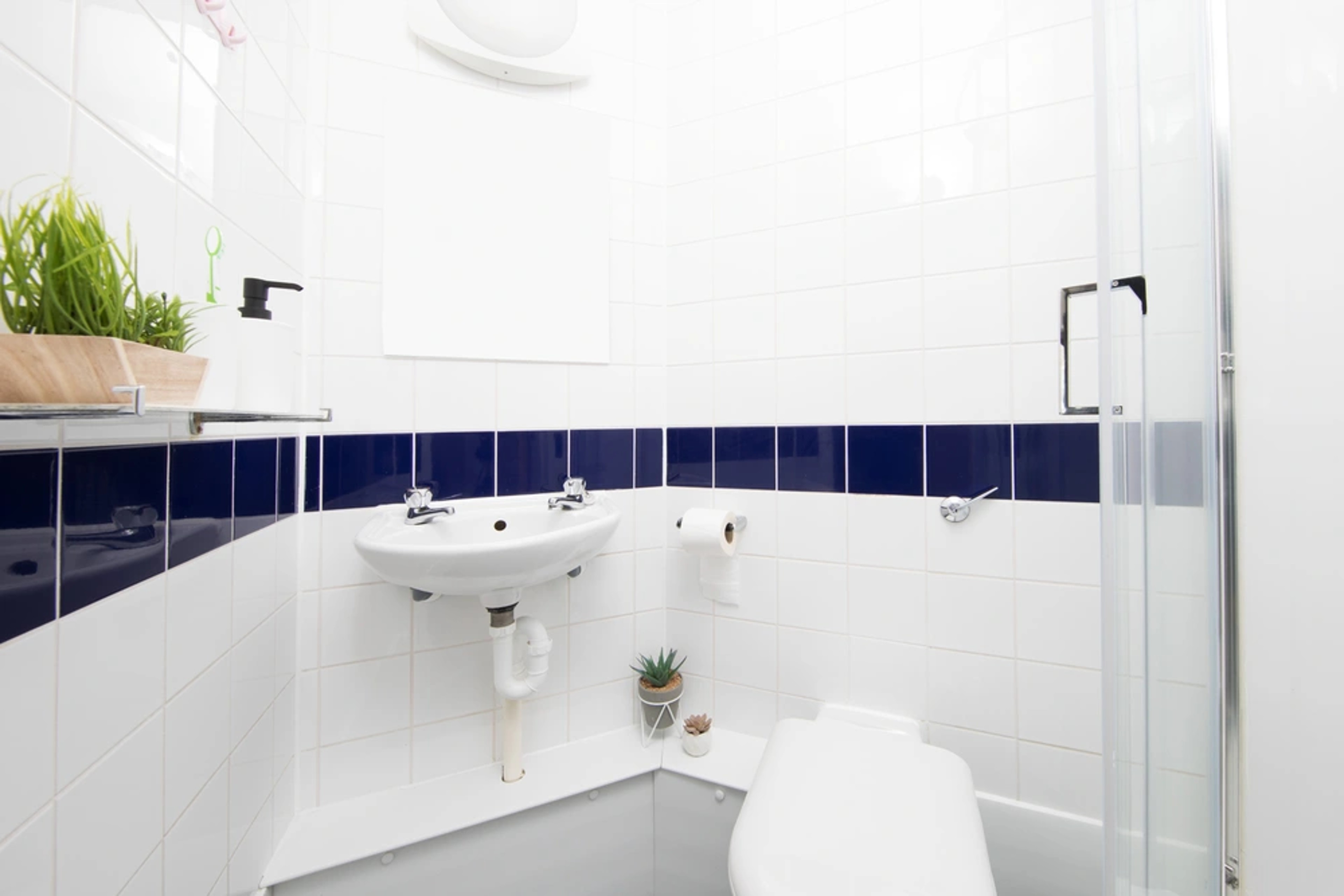 Standard bathroom (exc. accessible)