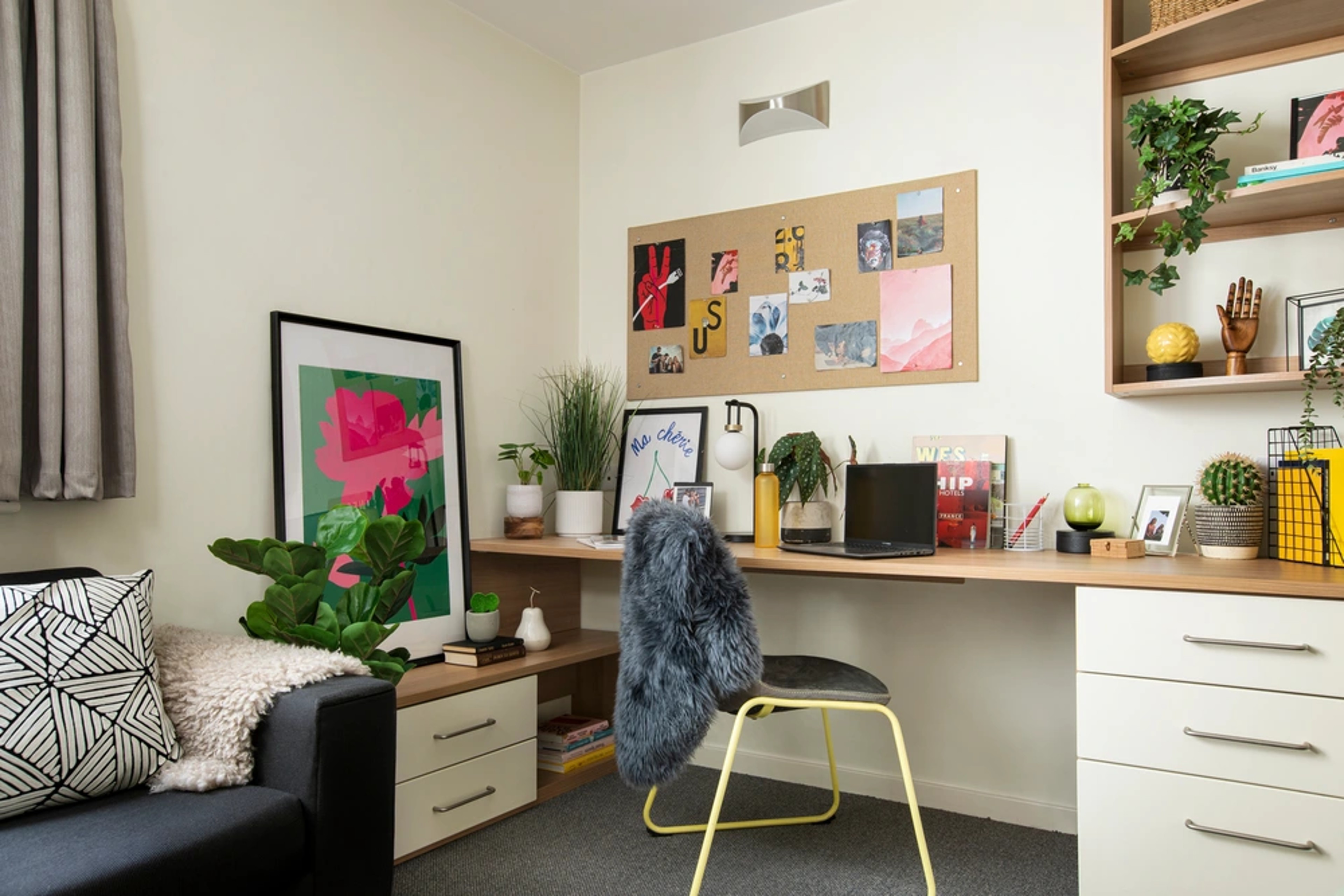 Desk in a Premium Range Studio room