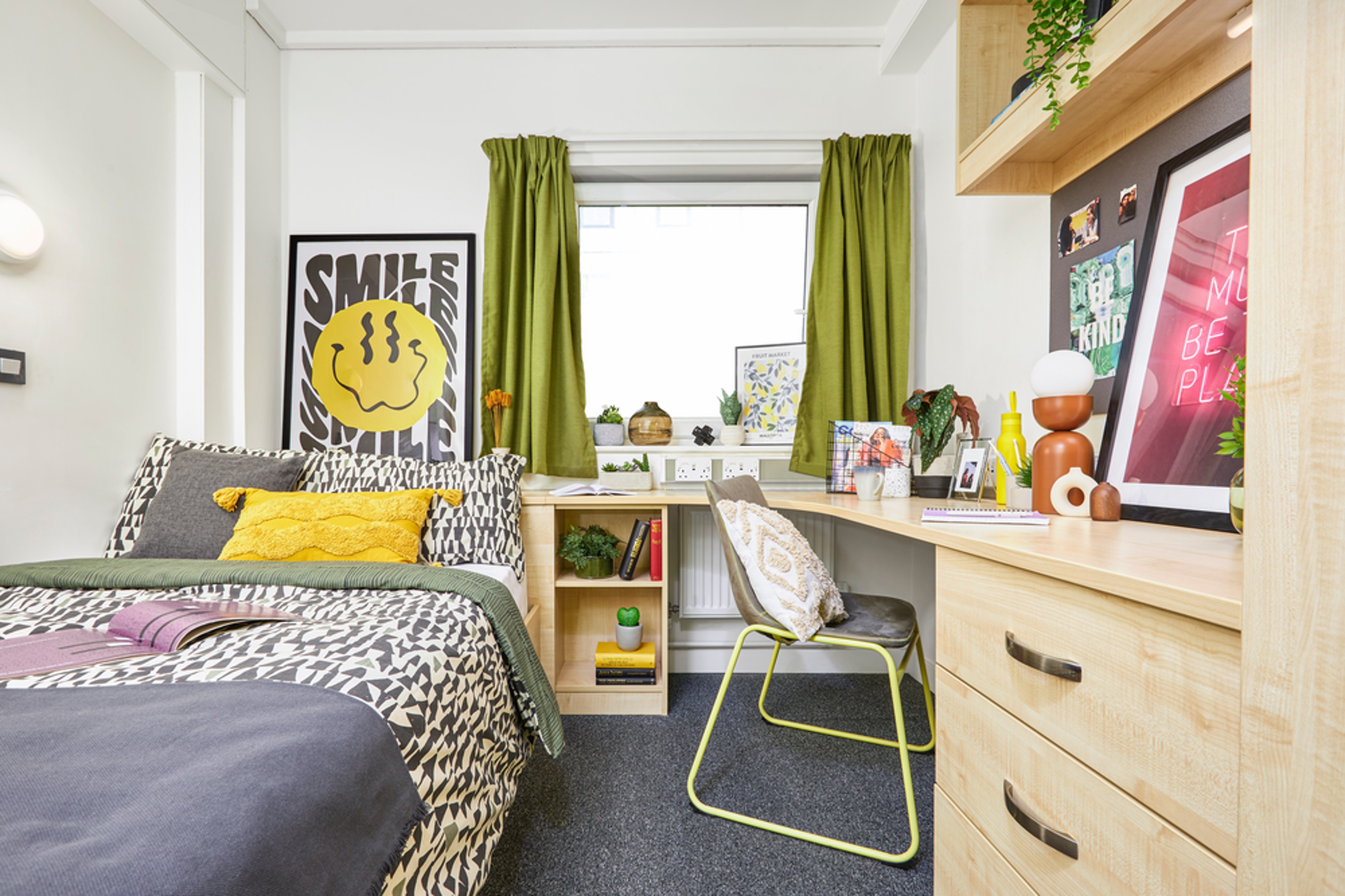 Bed and desk in a Premium En-suite