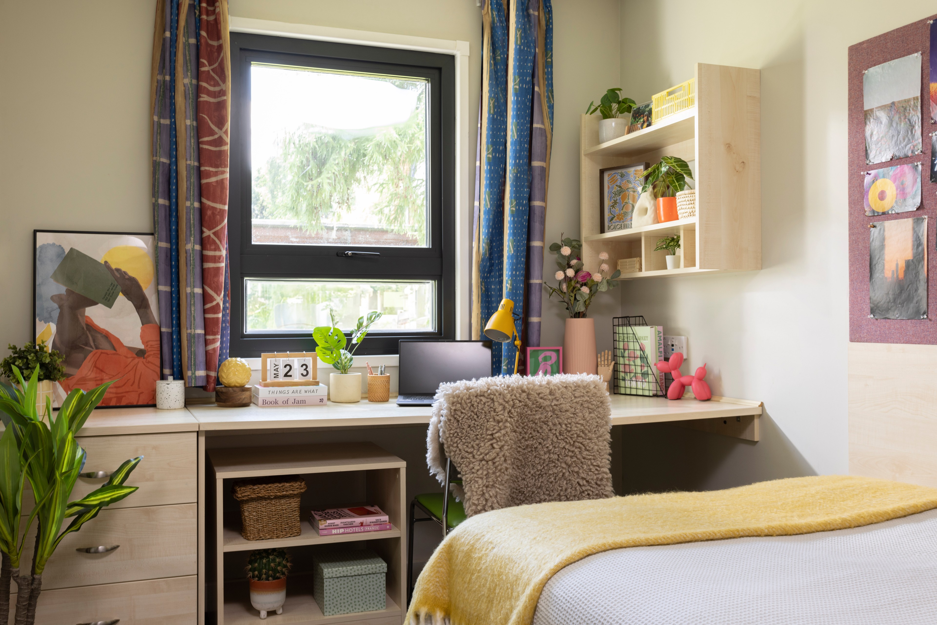 Study space in an En-suite room