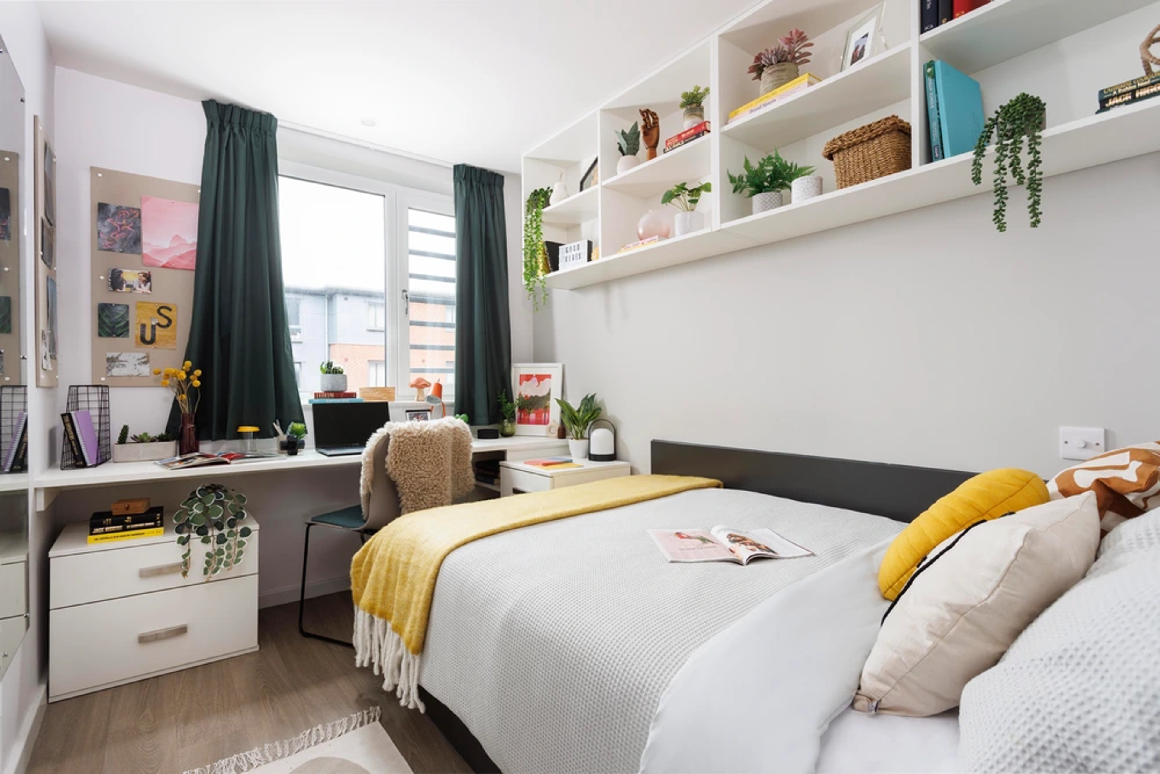 Bed and desk in a Ensuite room