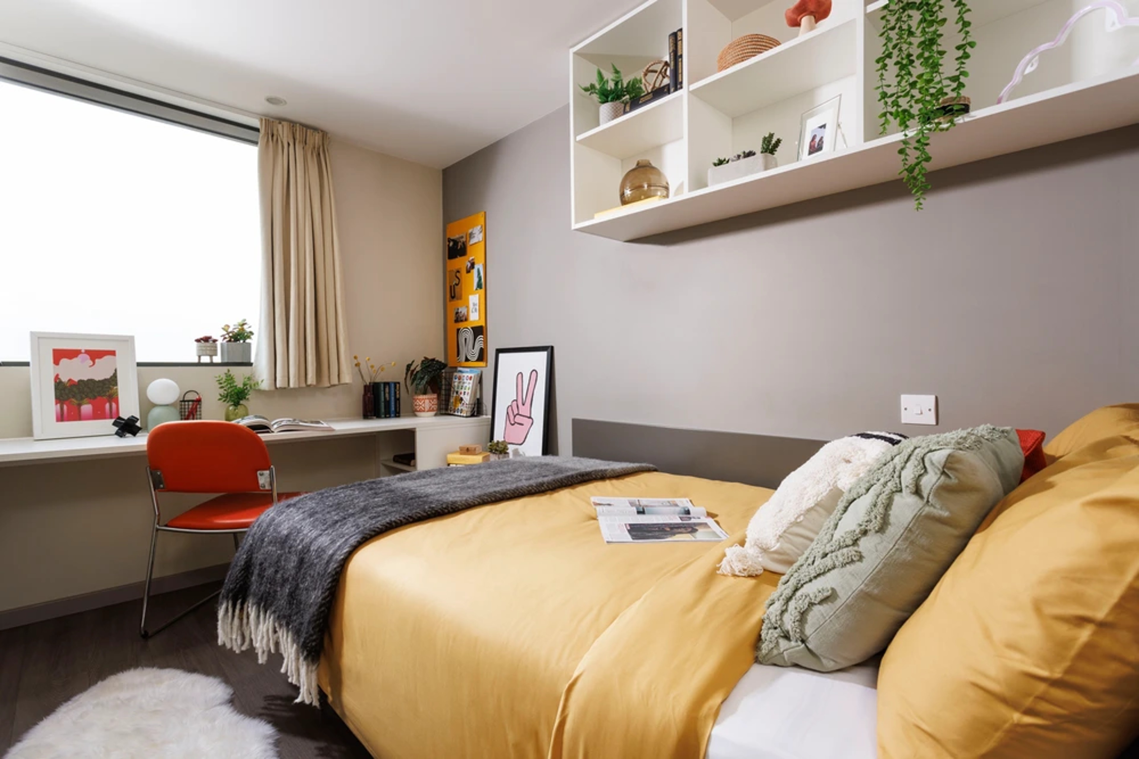 Bed and desk in Premium En-suite room