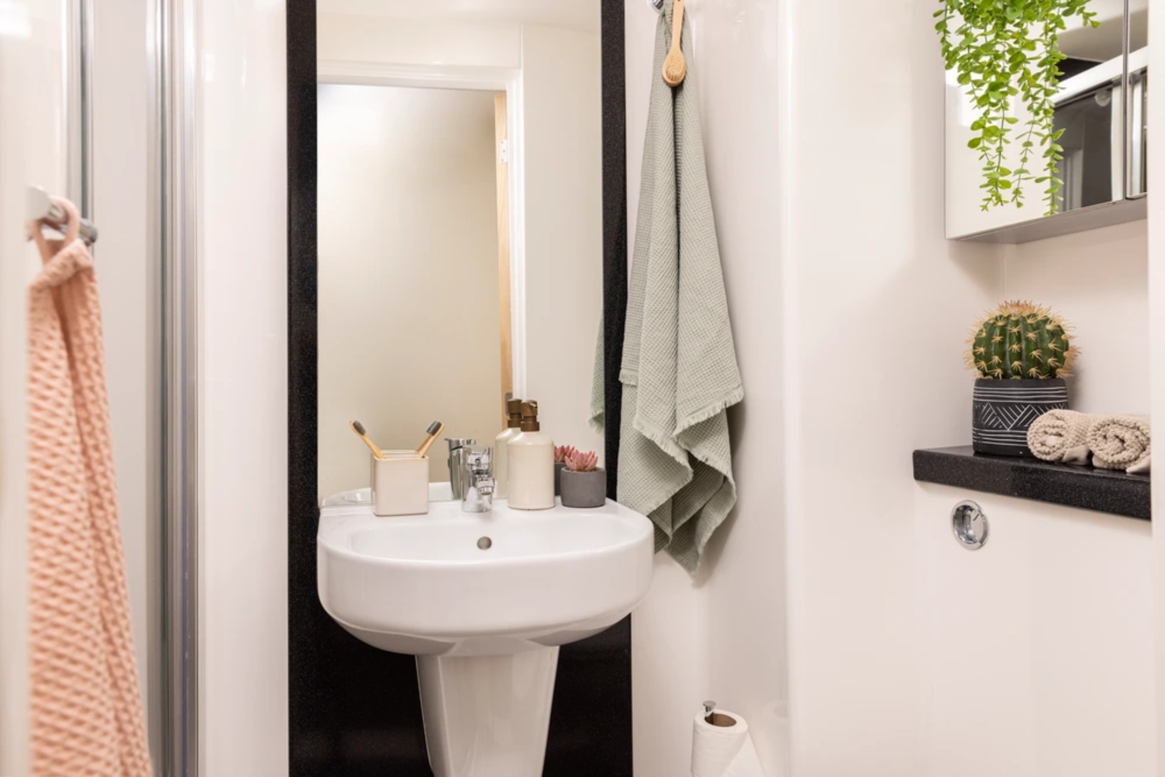 Bathroom in en-suite rooms and studios
