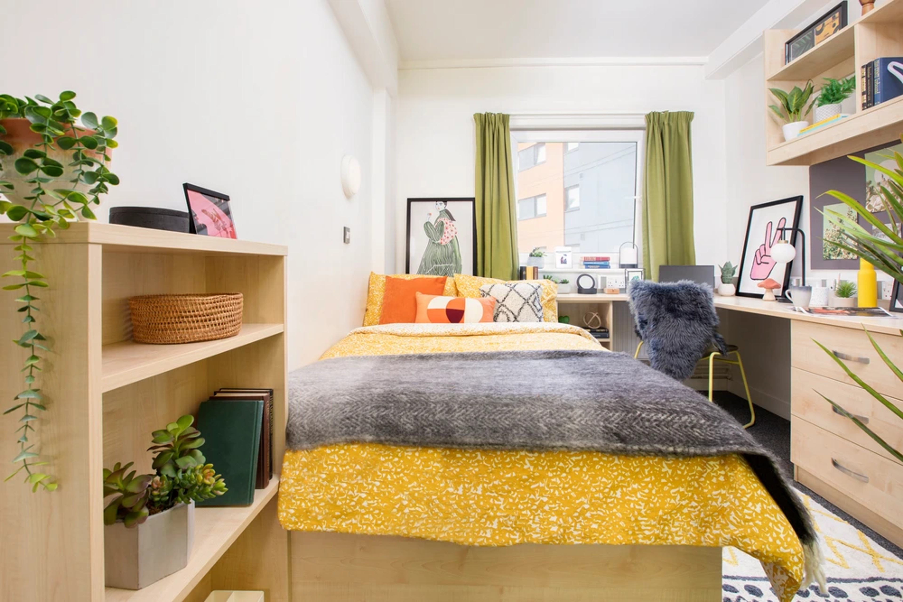 Bed and desk in a Premium En-suite room