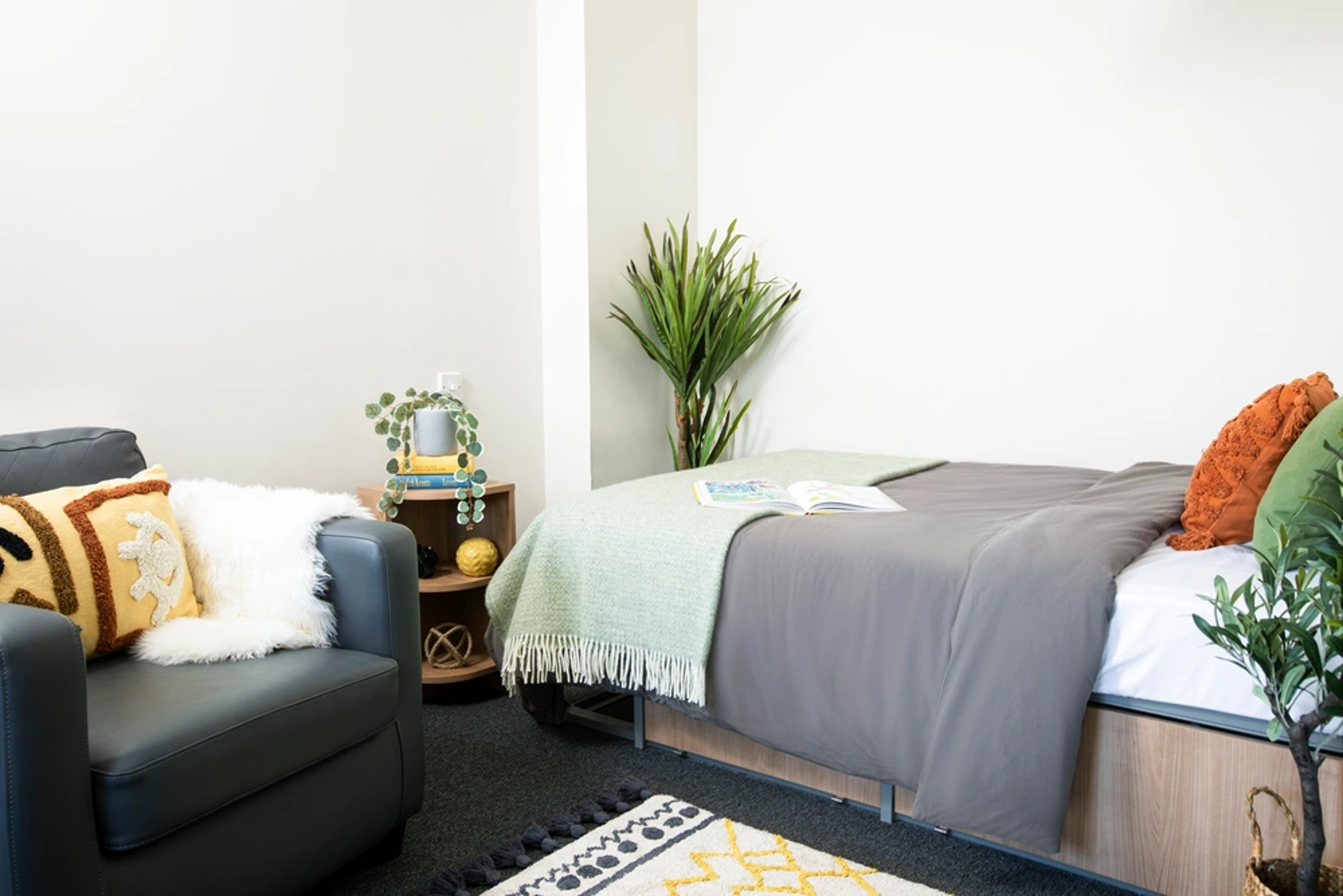 Bed and armchair in a Studio room