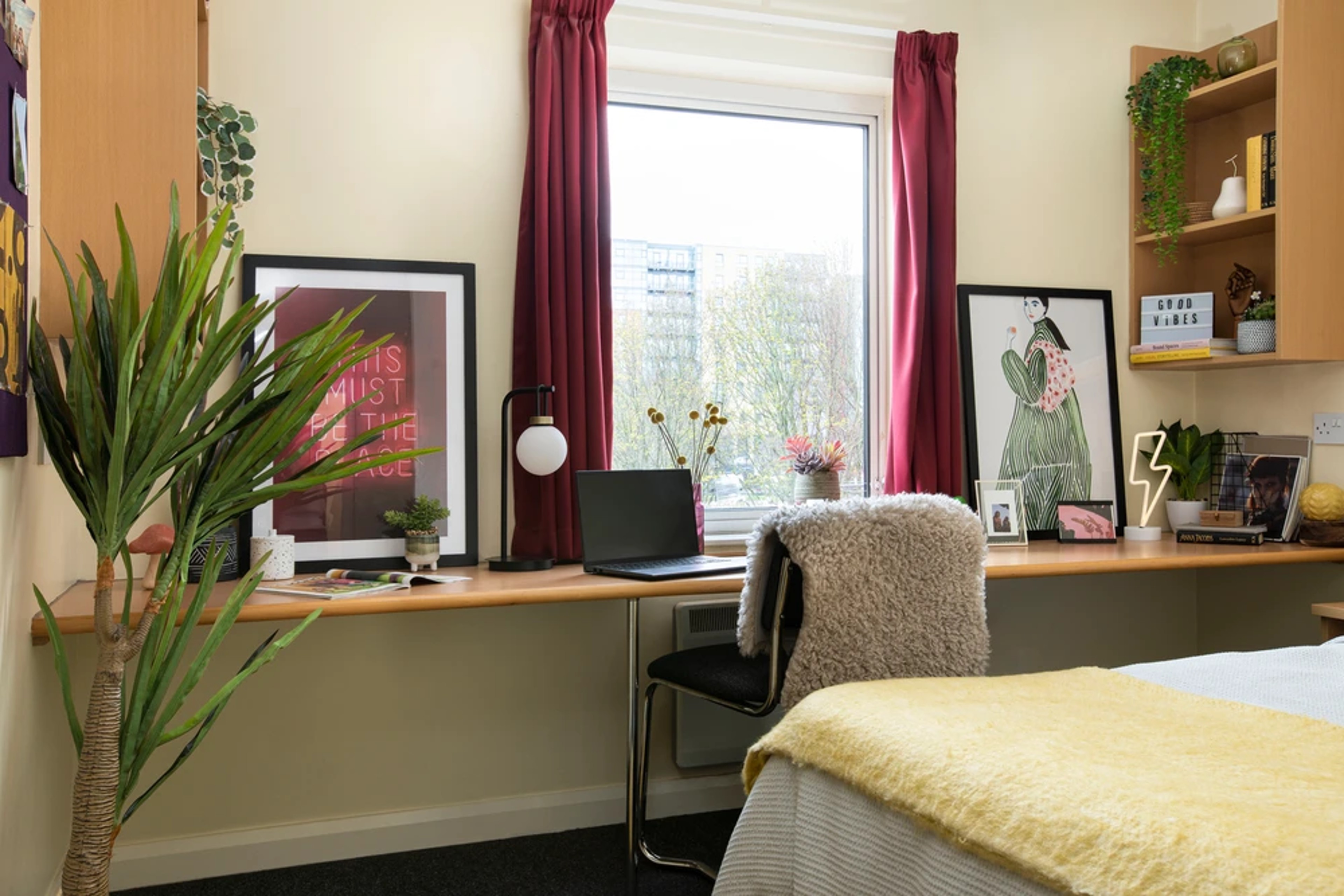 Study space in a Classic En-suite room