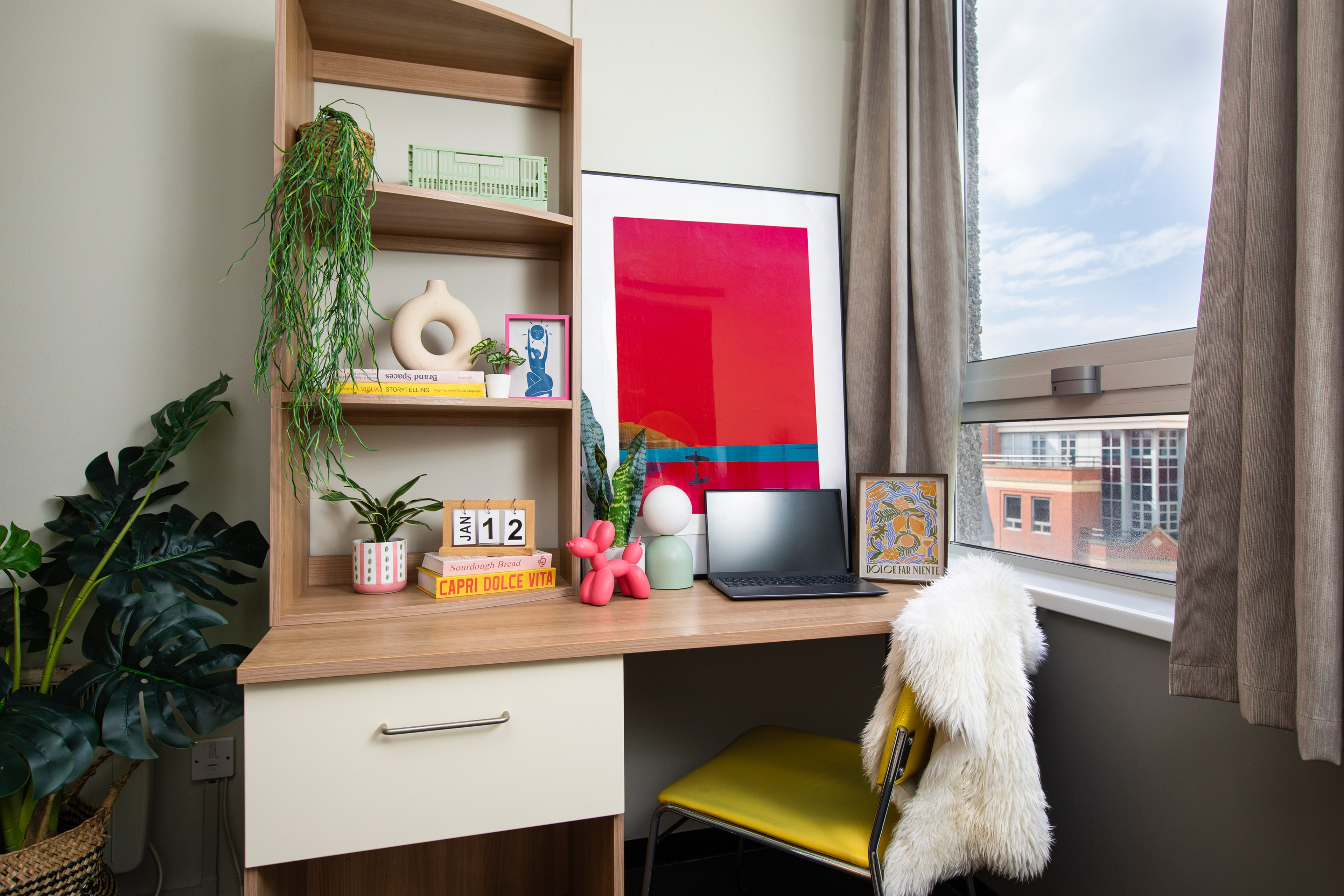 Desk in Classic non en-suite room