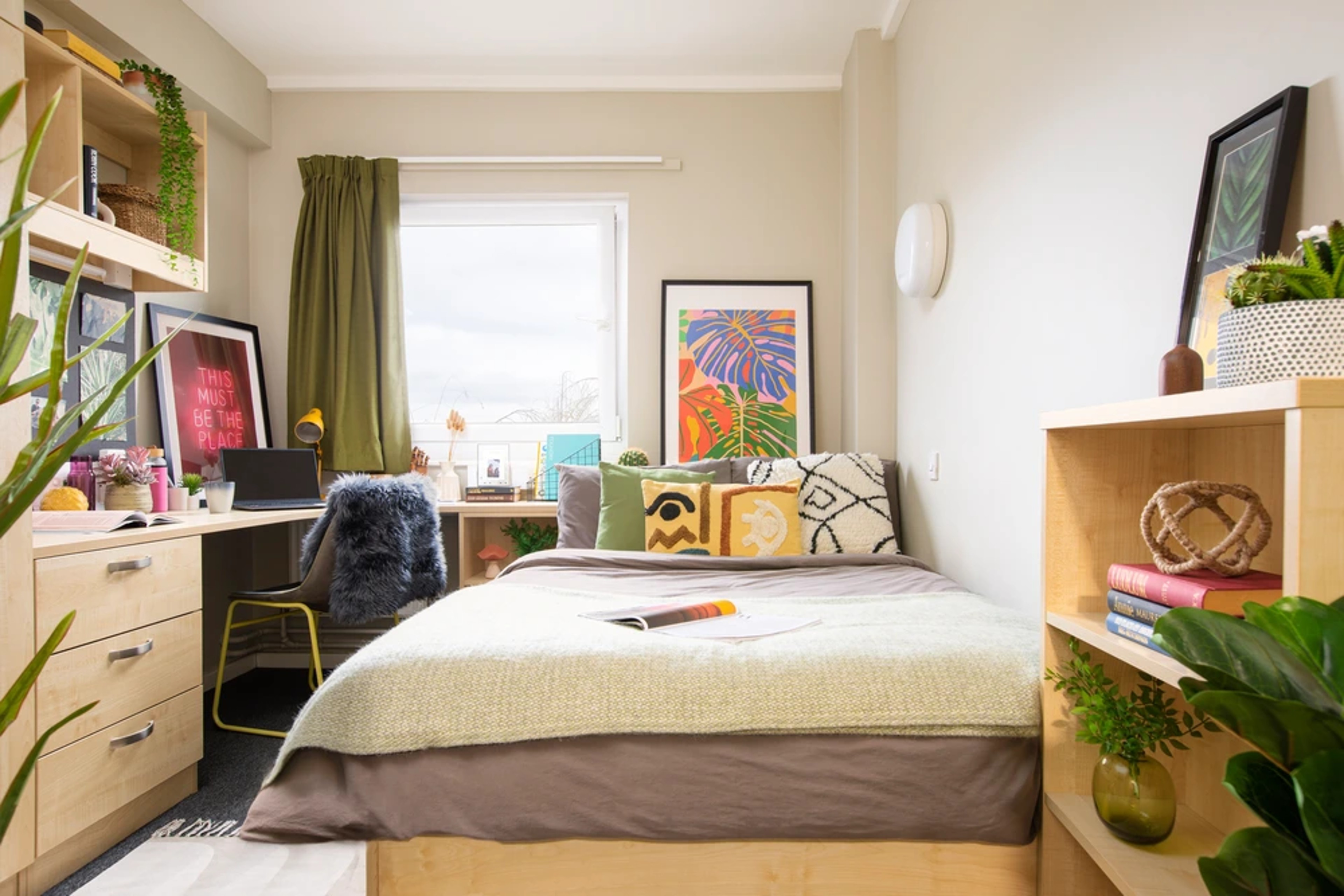 Bed and desk in a Premium En-suite room