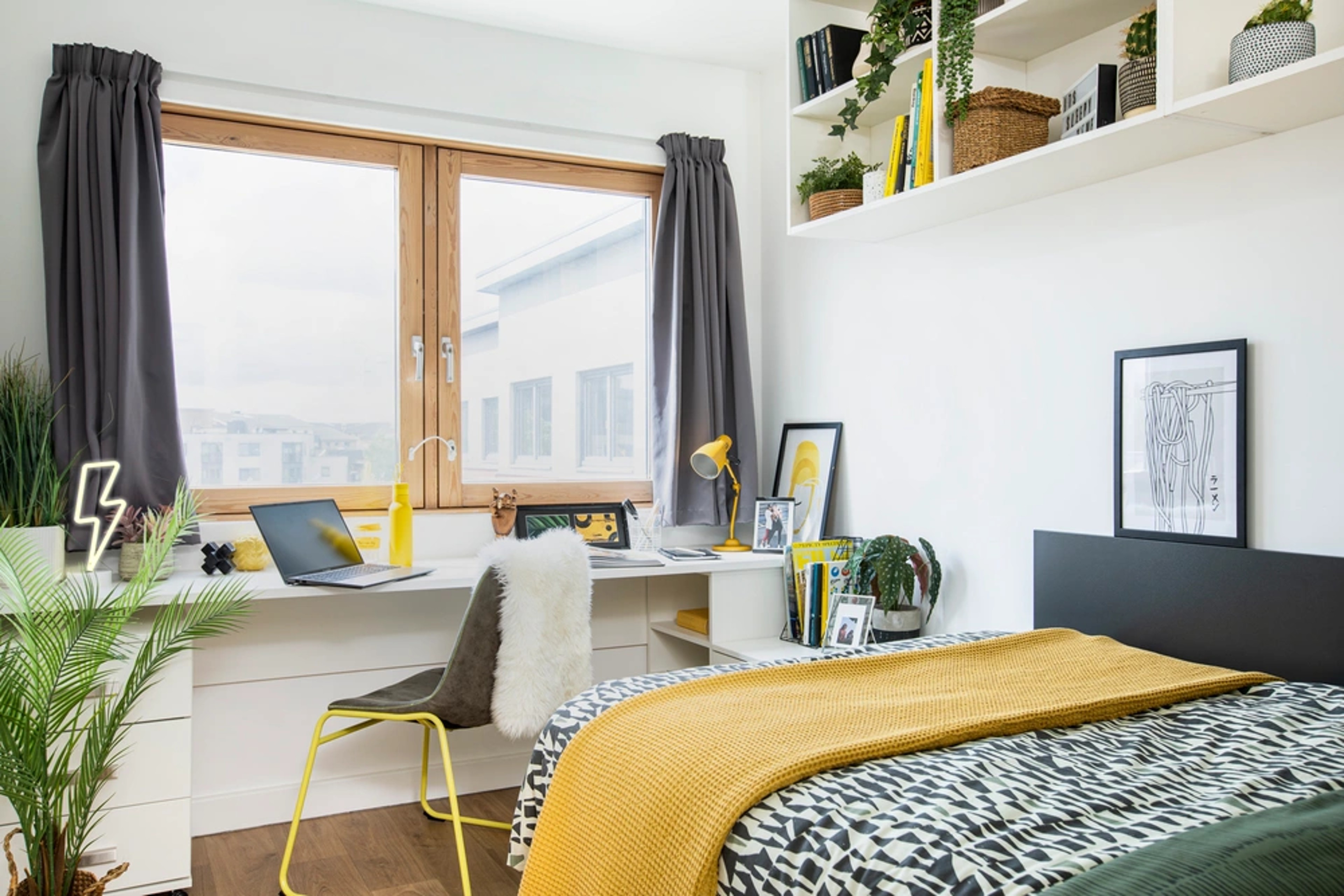 Bed and study in Classic Ensuite 