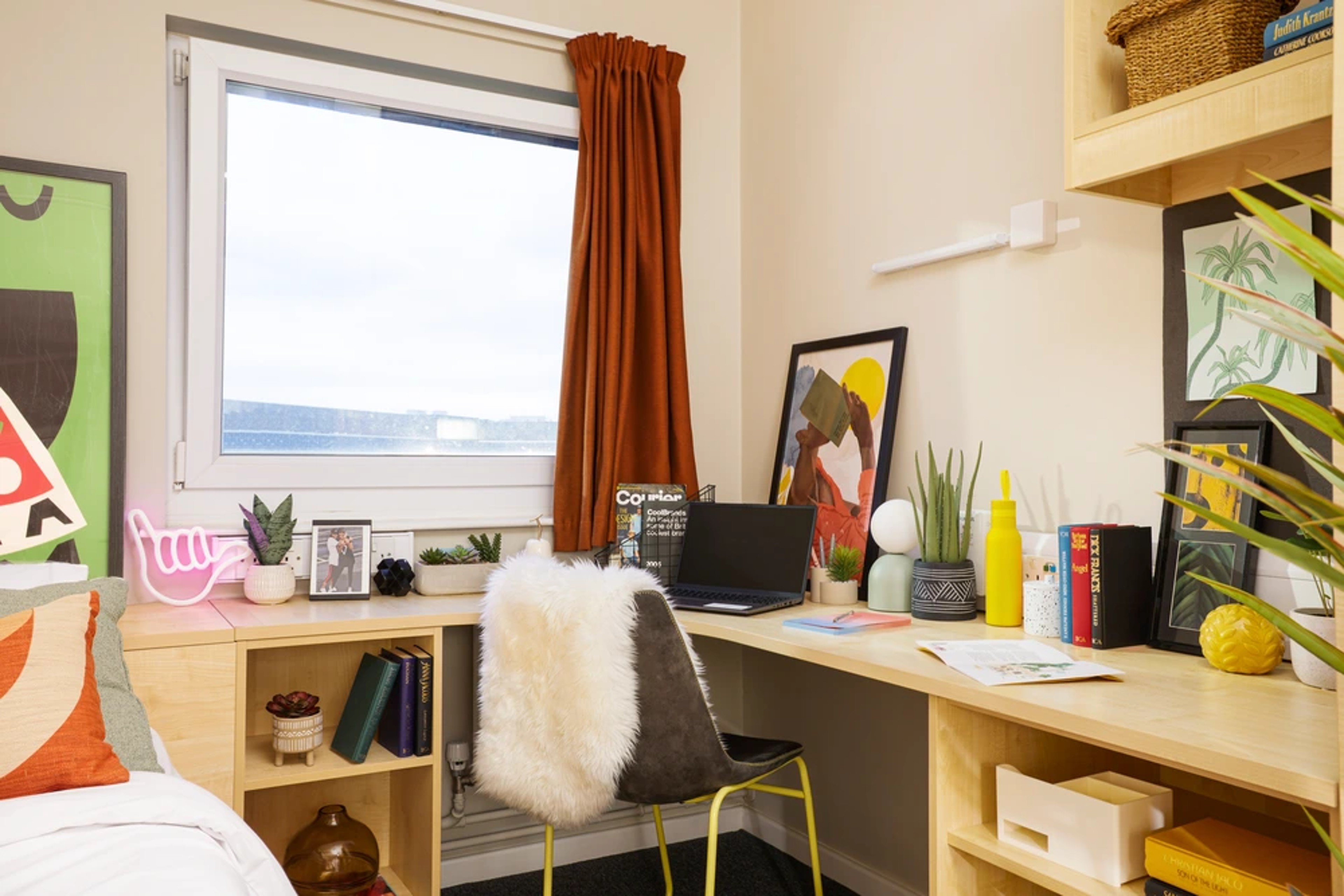 Study space in Premium En-suite room