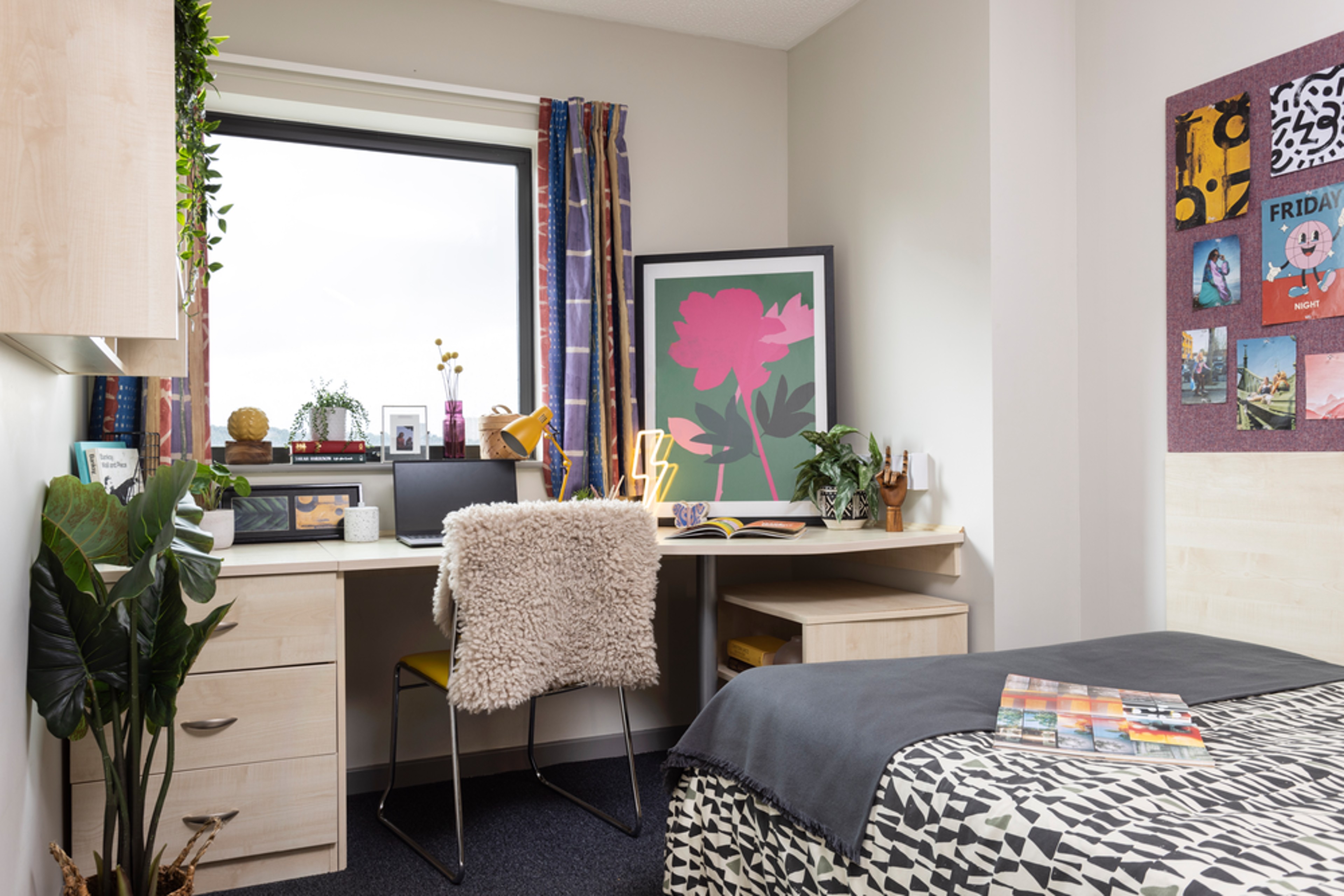 En-suite bed and study area