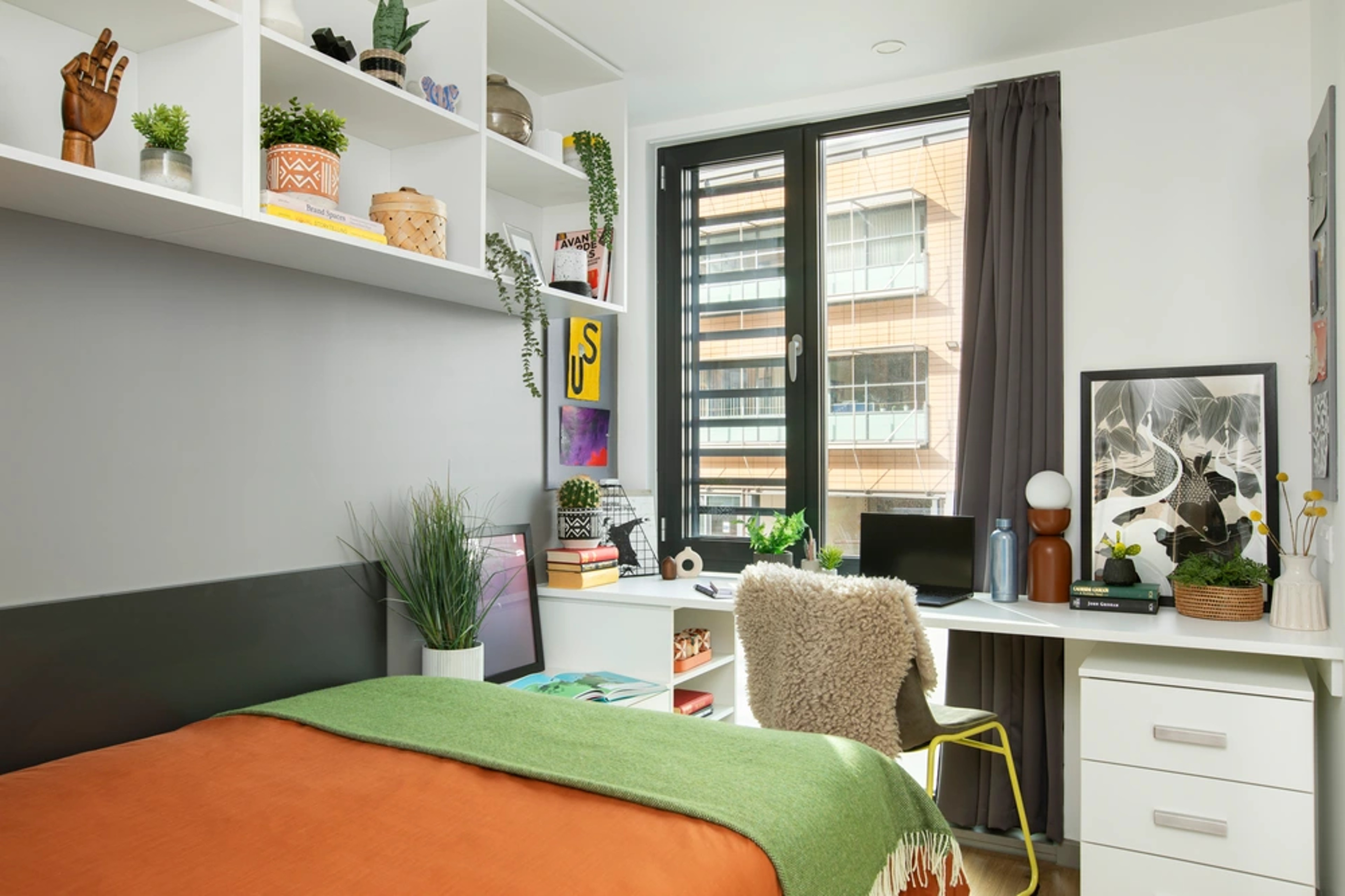 Bed and desk in a Premium En-suite room