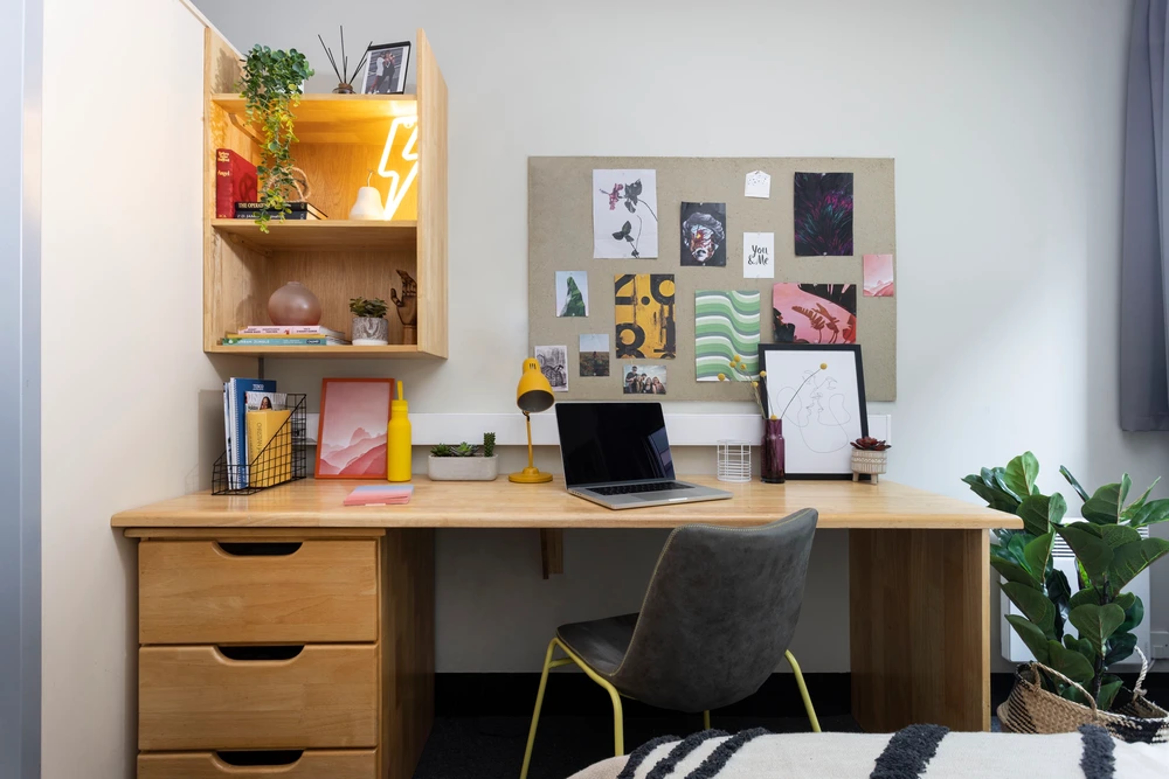 Study space in an En-suite room