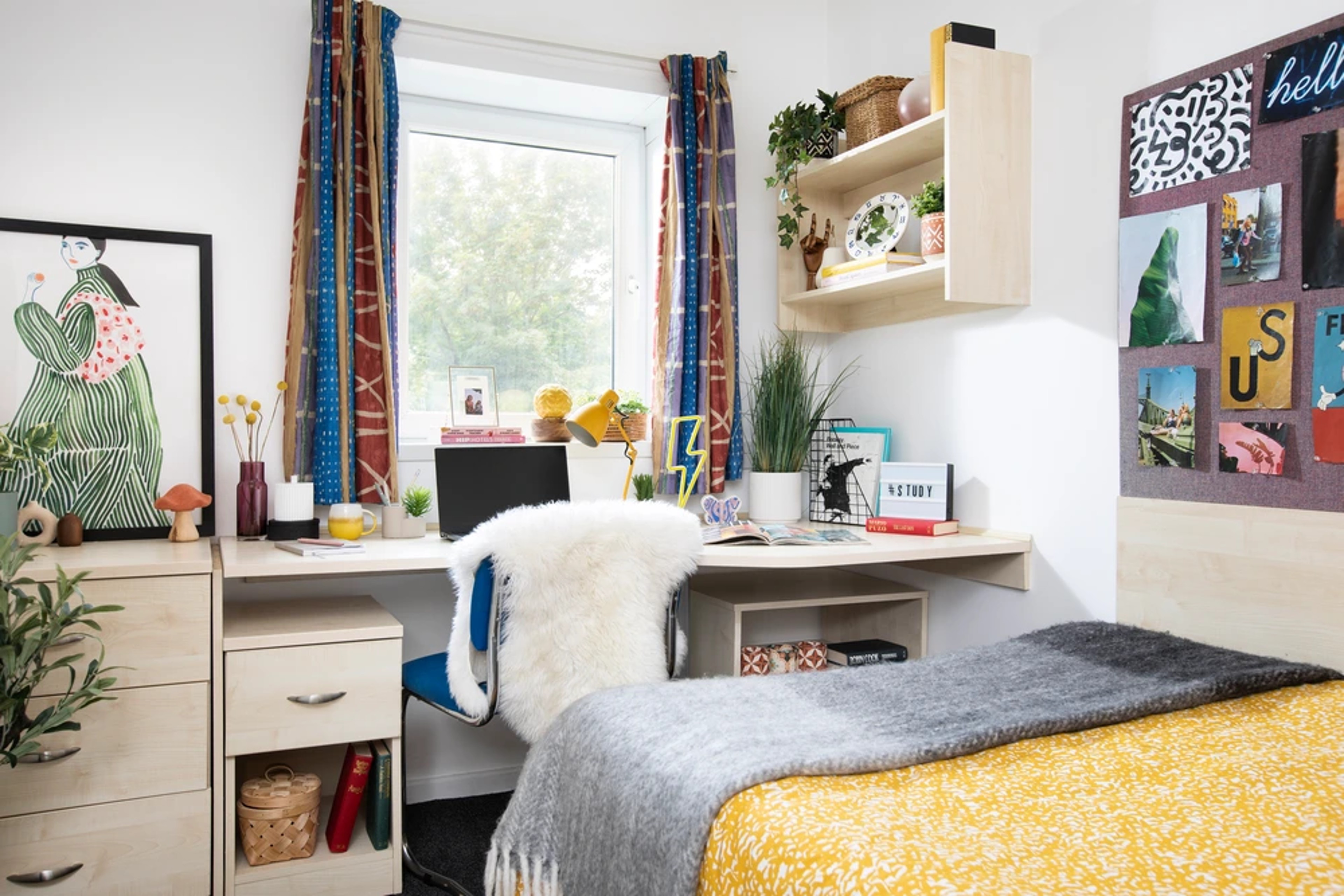 Study space in an En-suite room