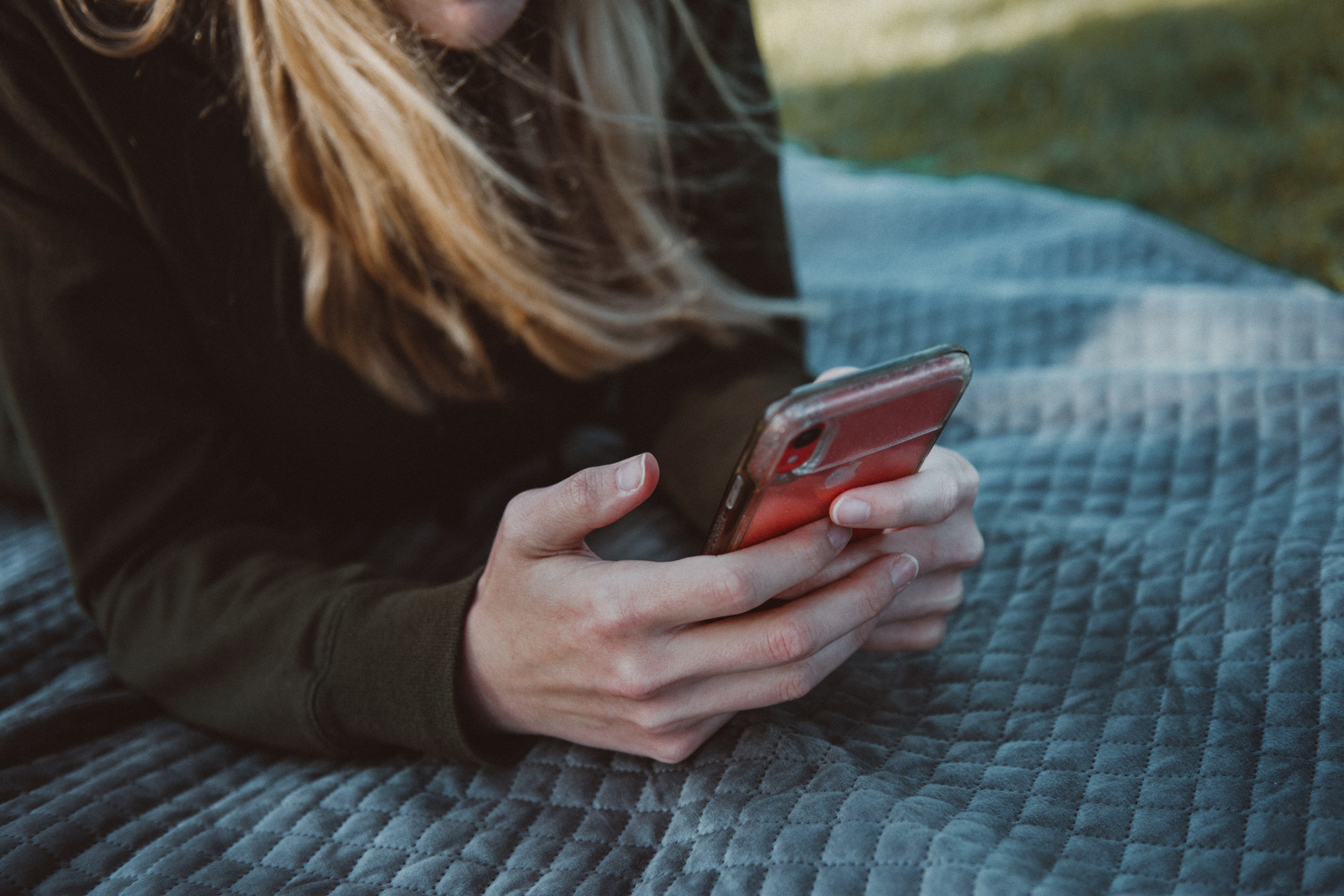 Somebody holding a phone