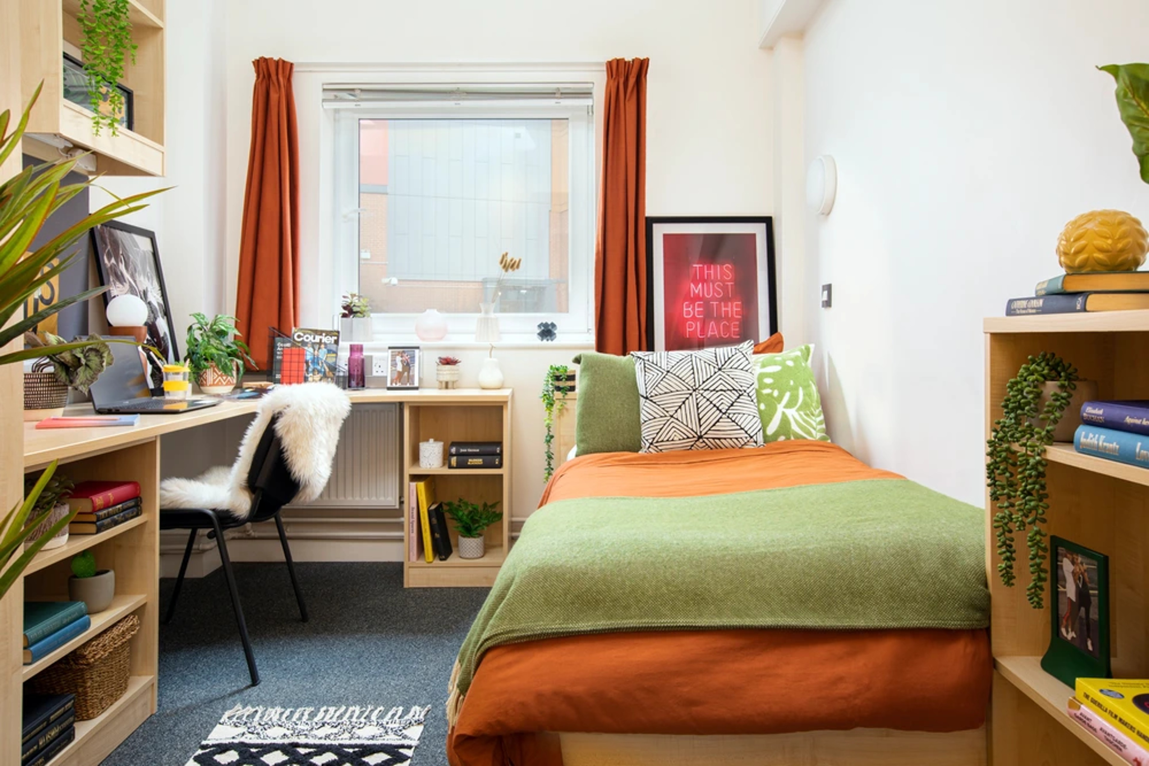 Bed and desk in a Premium En-suite room