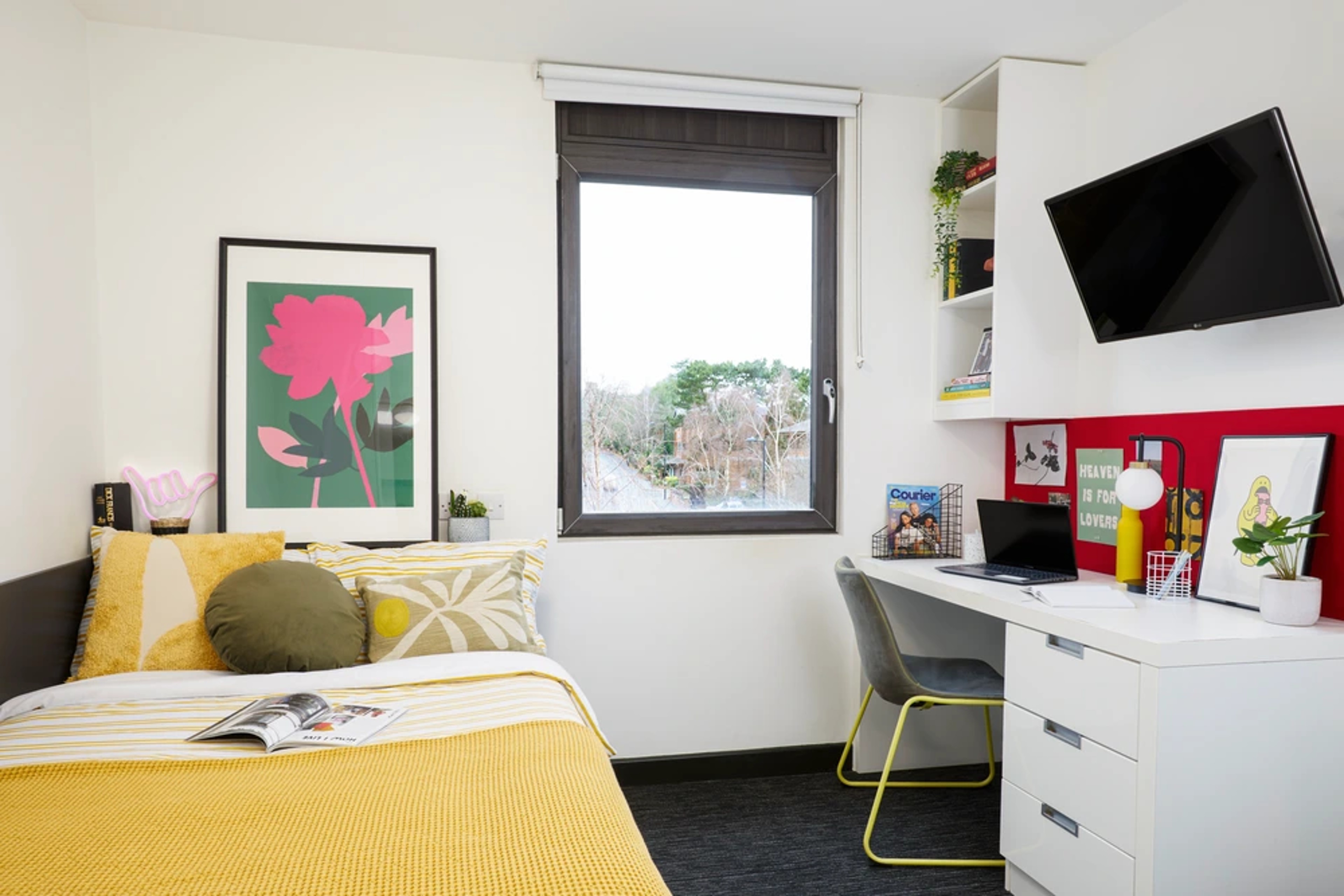 Bed and study space in a Studio Classic