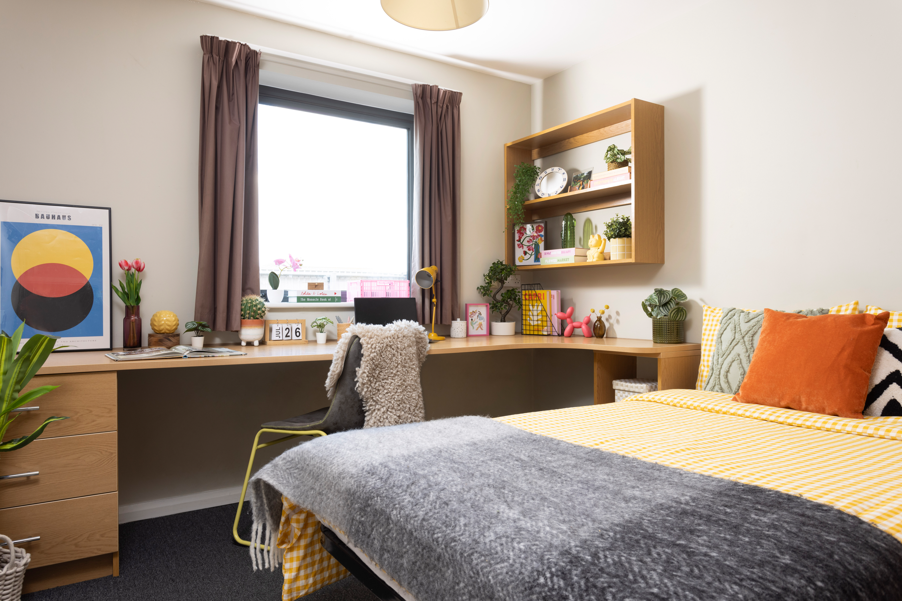 Bed and desk in a En-suite room