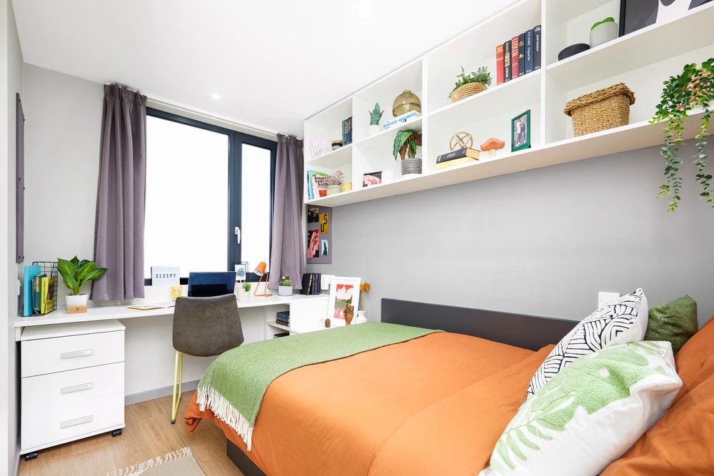 Bed and desk in a Premium En-suite room