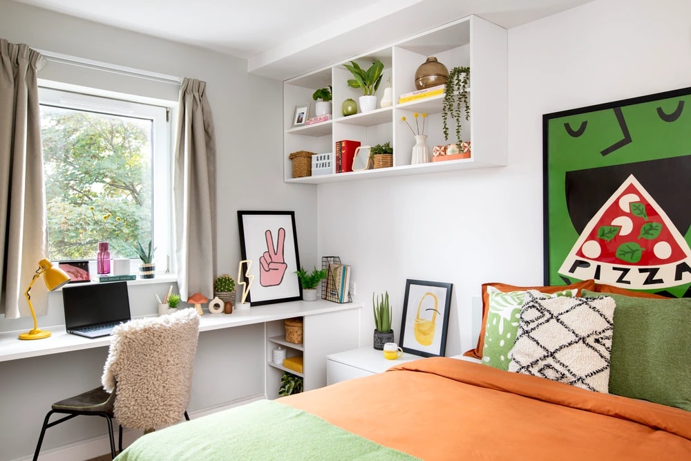 Bed and desk in a Premium En-suite room