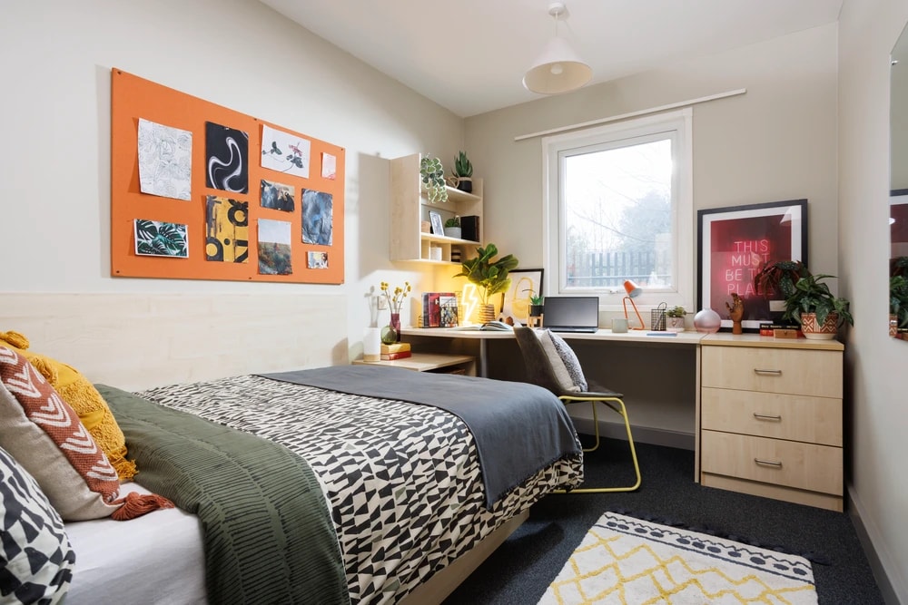 Bed and desk in a En-suite room