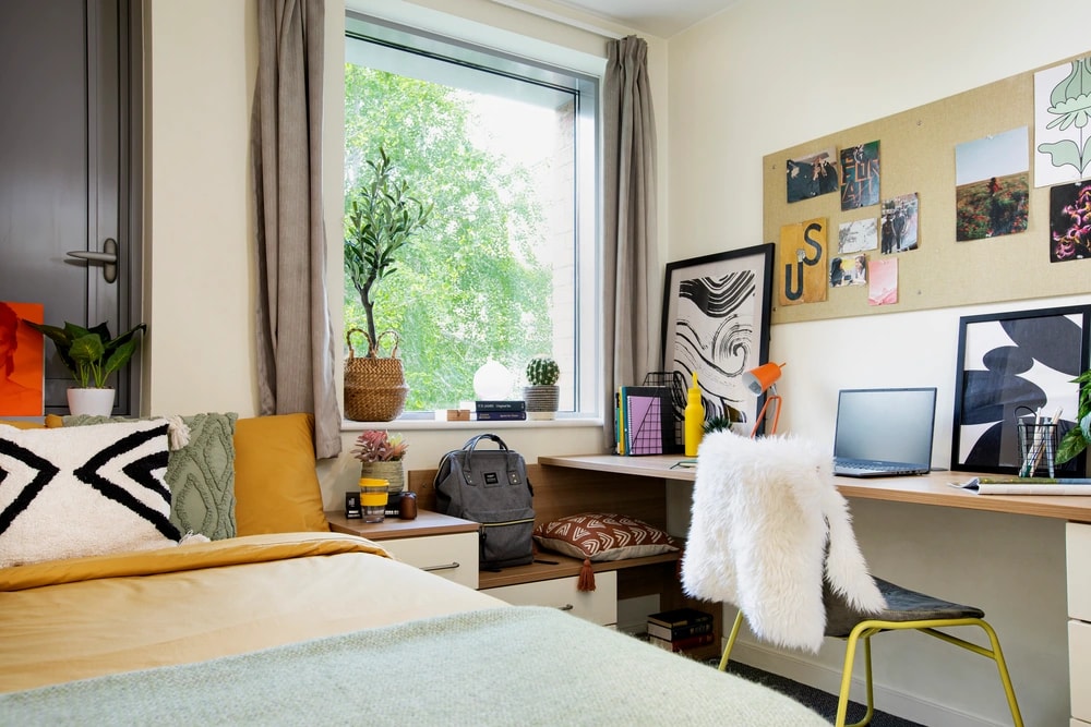 Bed and desk in an Ensuite room