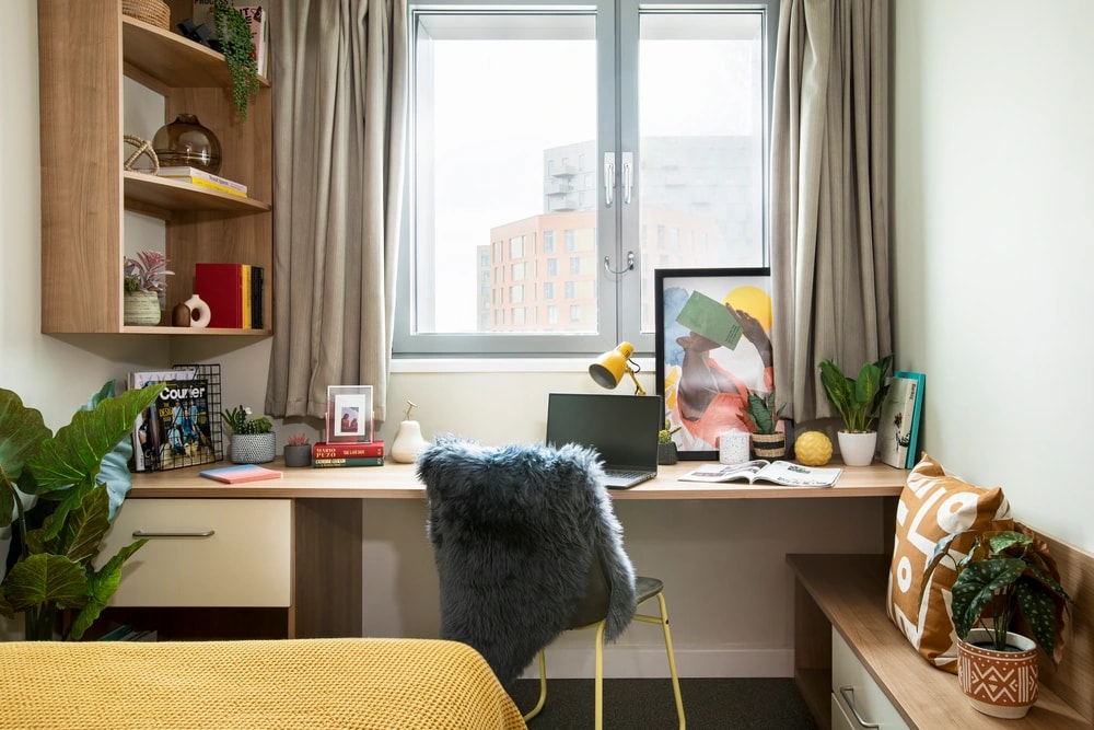 Desk in an Premium 1 Ensuite room