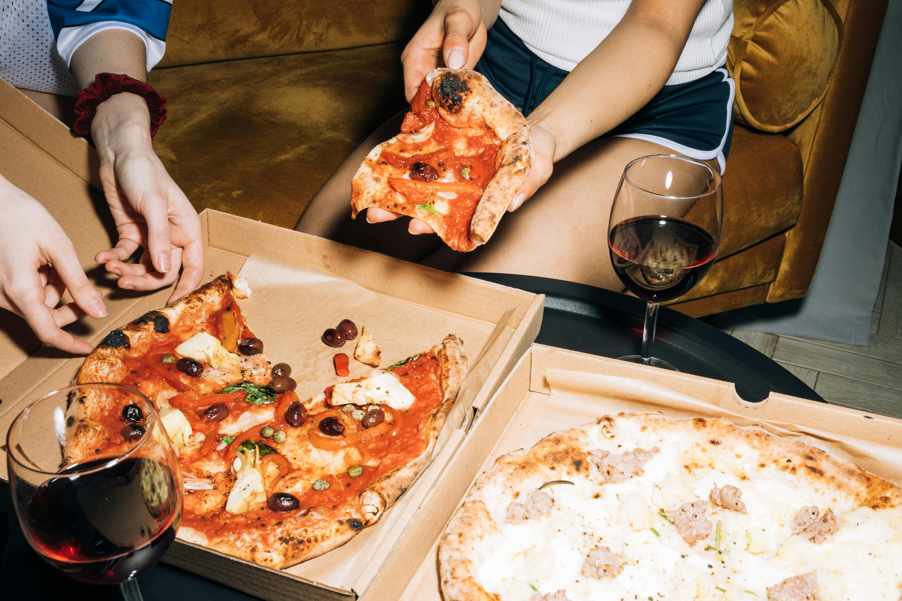 Birdseye view of students sharing pizza