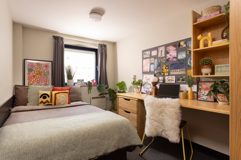 Bed and desk in a Premium En-suite room