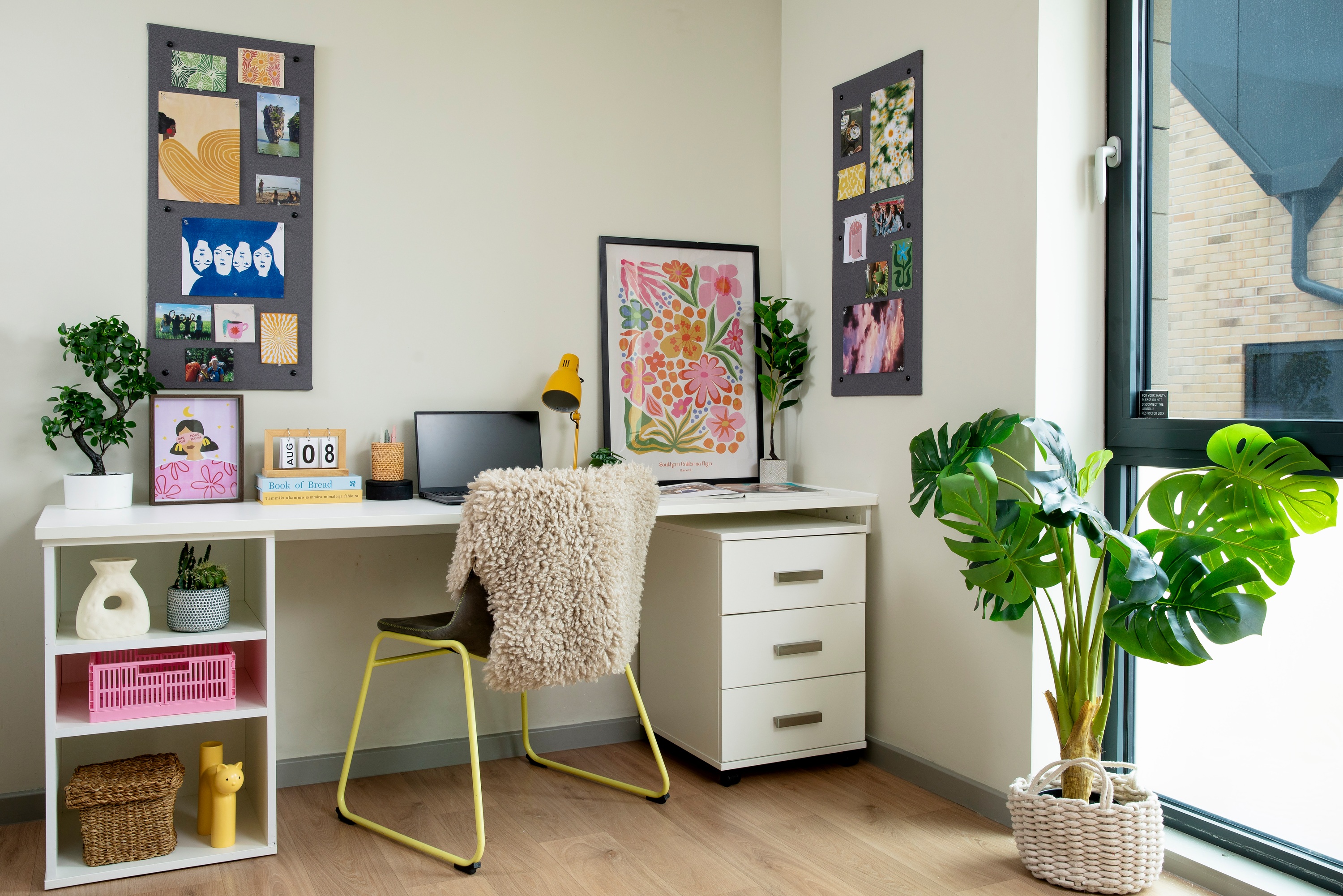 Study space in an En-suite room